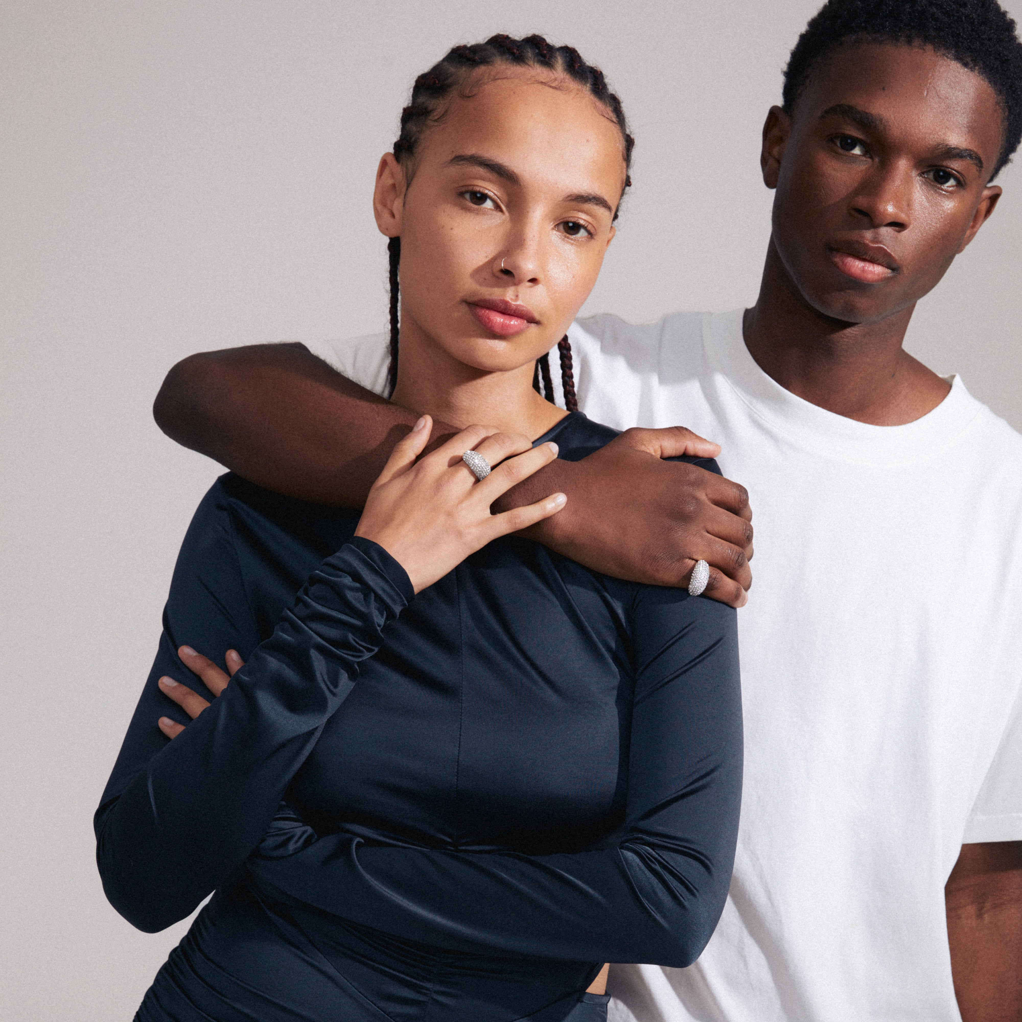 FOCUS crystal ring silver-plated on a woman's hand, showcasing its chunky silhouette and shimmering Preciosa crystals, highlighting its elegant and glamorous appeal.