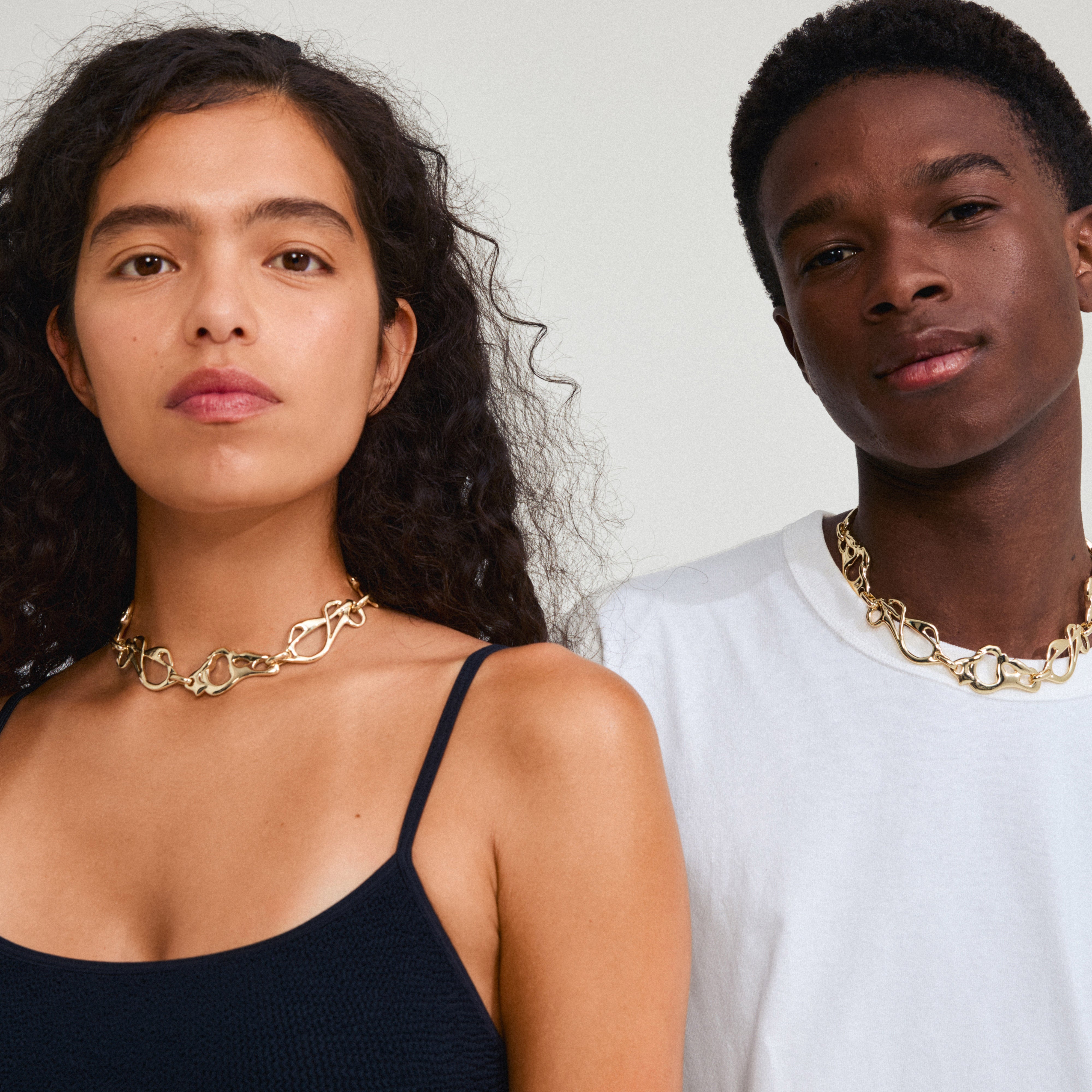 STLIGHT gold-plated necklace with abstract, fluid links, worn by a woman. A stylish statement piece from Pilgrim, perfect for elegant, modern looks.
