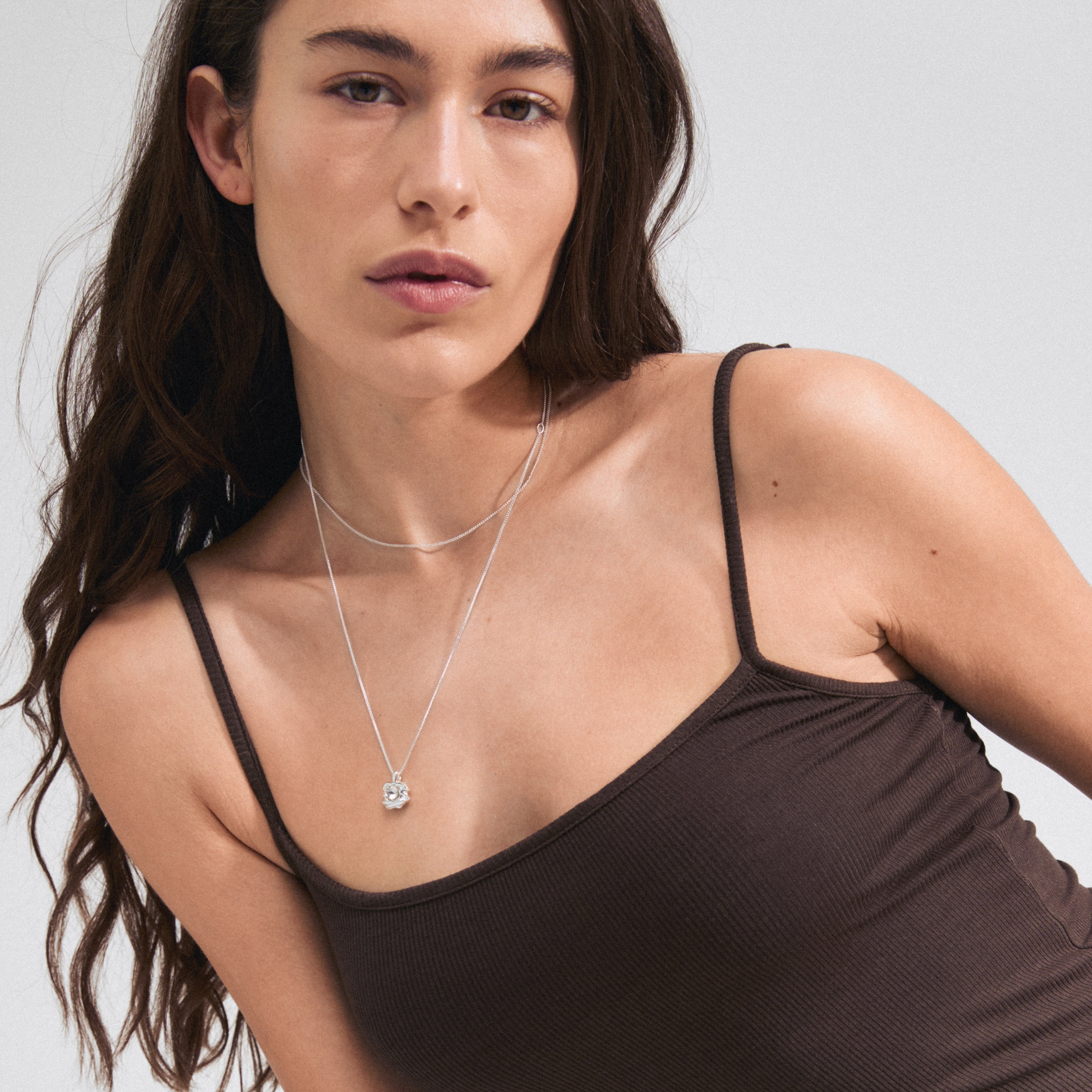 FEEL necklace 2-in-1 set silver-plated featuring a box chain with Preciosa crystal pendant and a slim curb chain, worn by a woman.