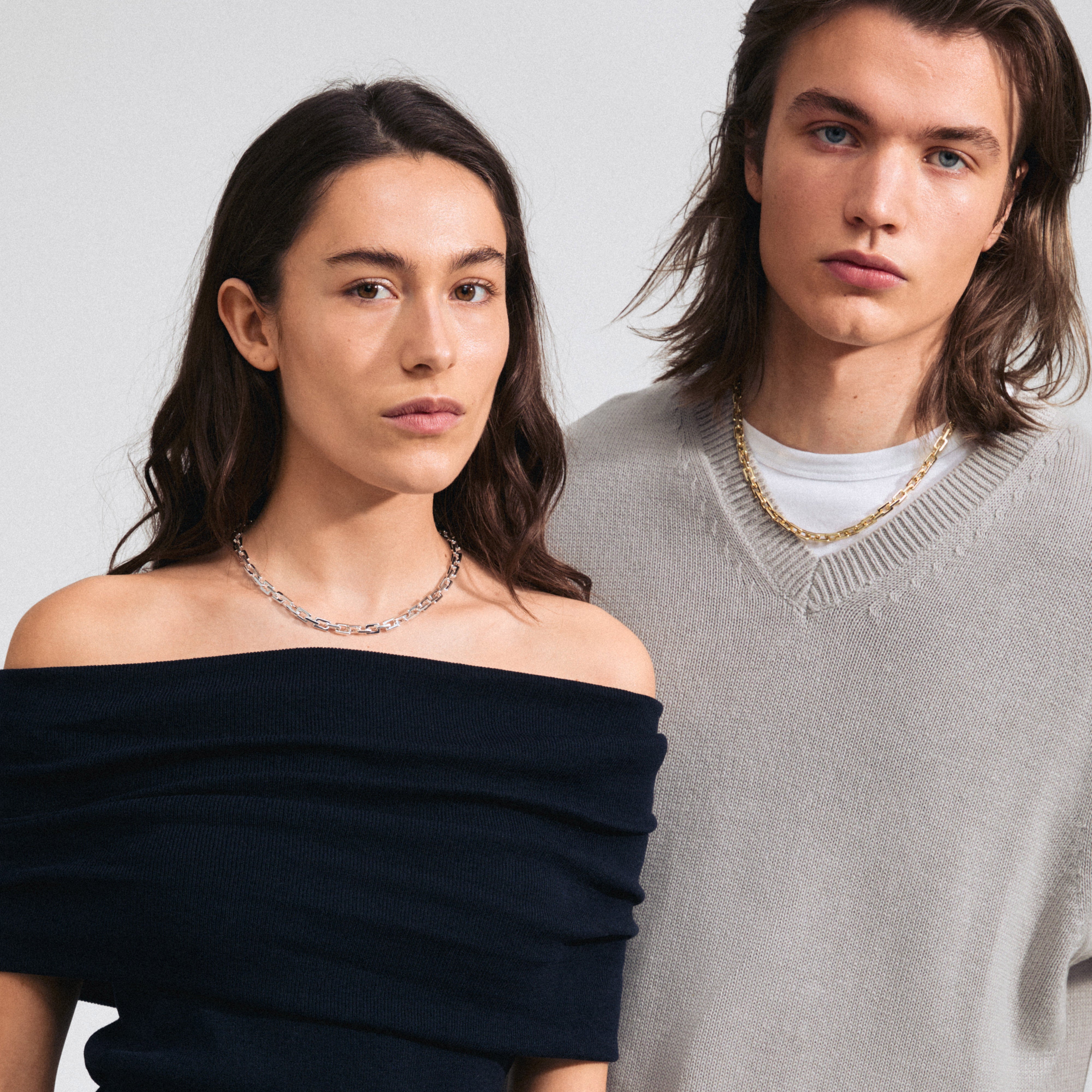 Woman wearing the FEEL necklace, silver-plated, 55 cm cable chain with shiny edged links. Versatile and edgy accessory by Pilgrim, made from recycled materials.