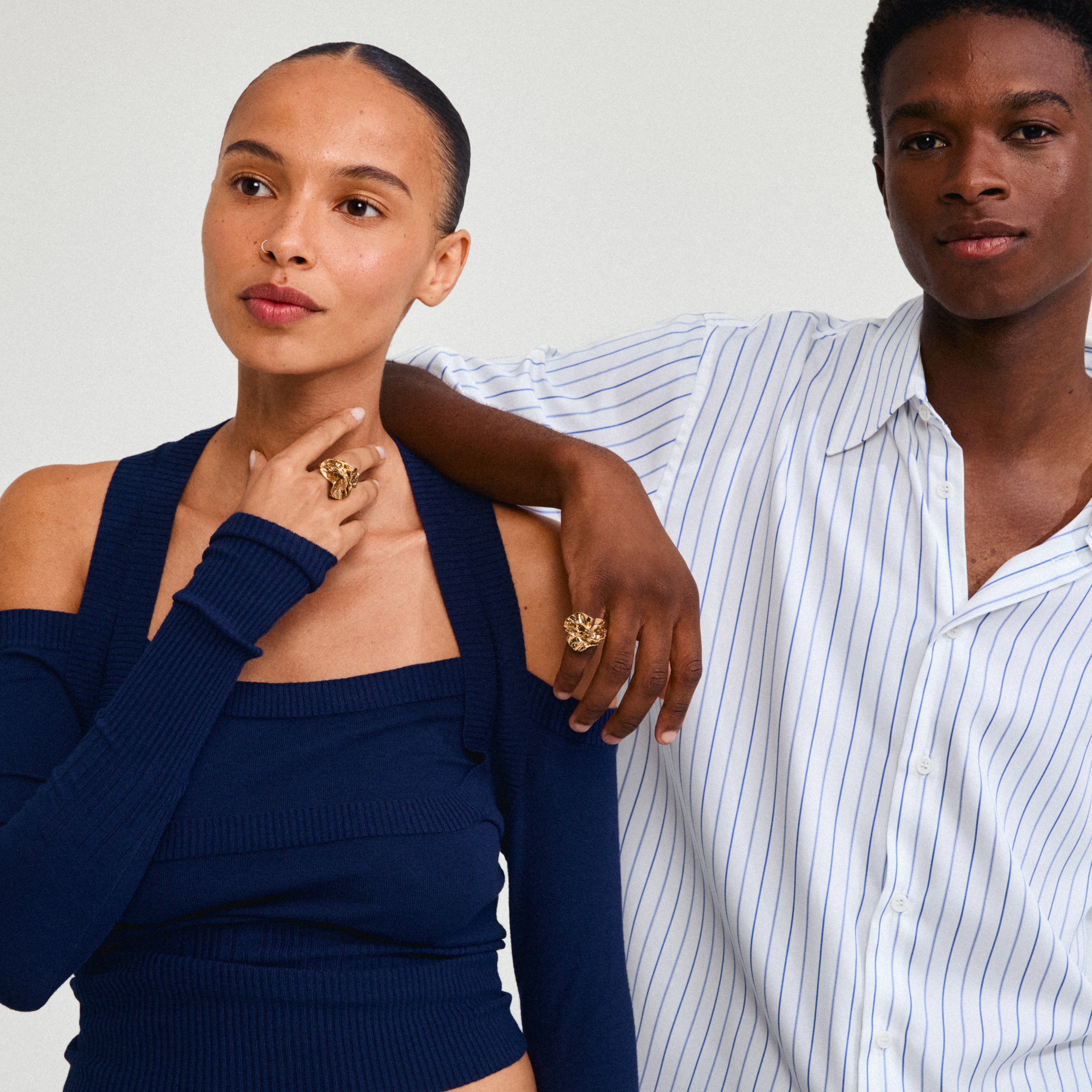 ECLIPSE ring gold-plated, featuring organic shapes and a shiny finish, worn by a woman. Perfect for edgy, urban styles. Adjustable and eco-friendly.
