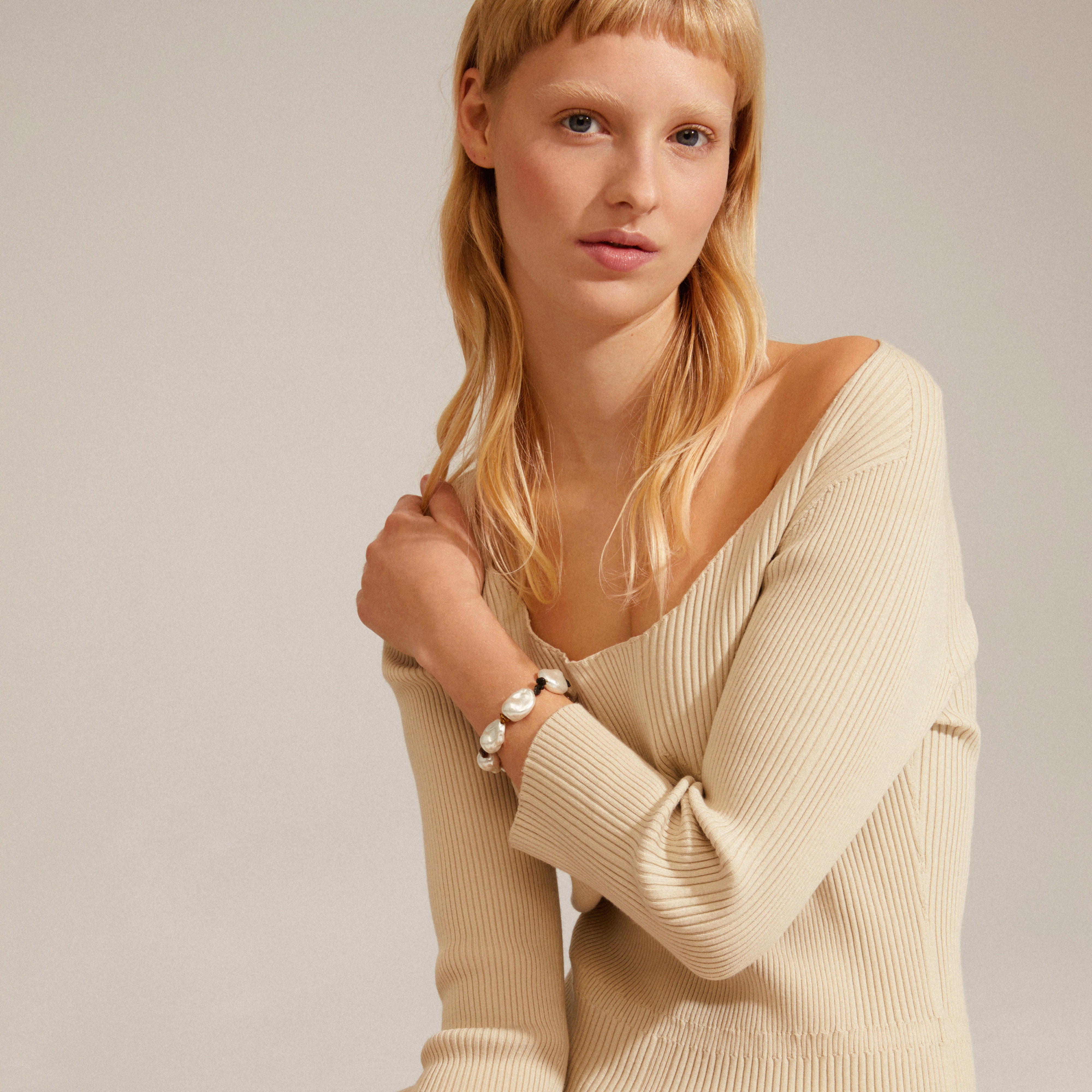RHYTHM pearl bracelet gold-plated with large pearls, tiger's eye, and black agate stones, embodying boho and glam styles from Pilgrim's trendy collection.