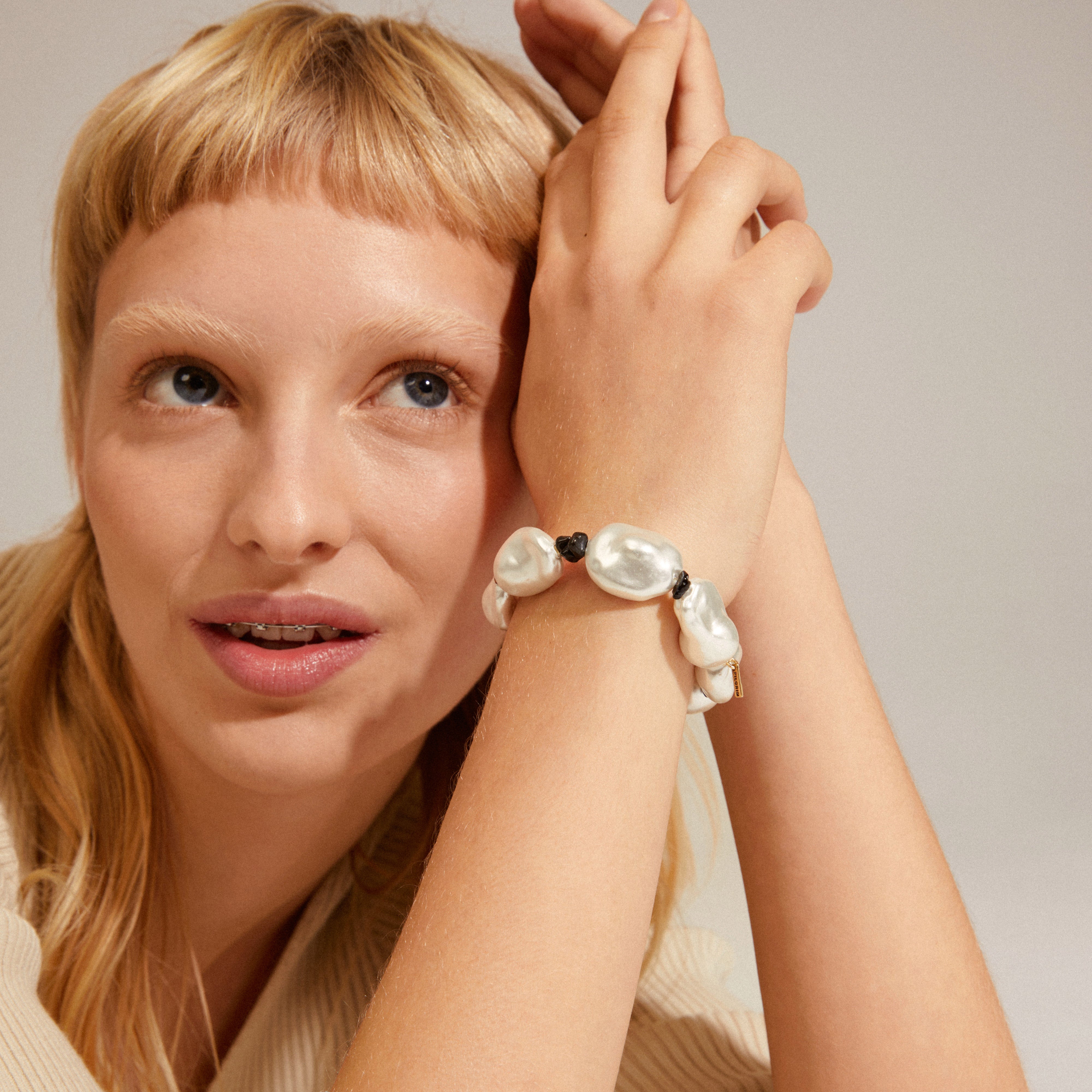 RHYTHM pearl bracelet gold-plated with large pearls, tiger's eye, and black agate stones, offering organic ocean vibes, perfect for boho and glam styles.