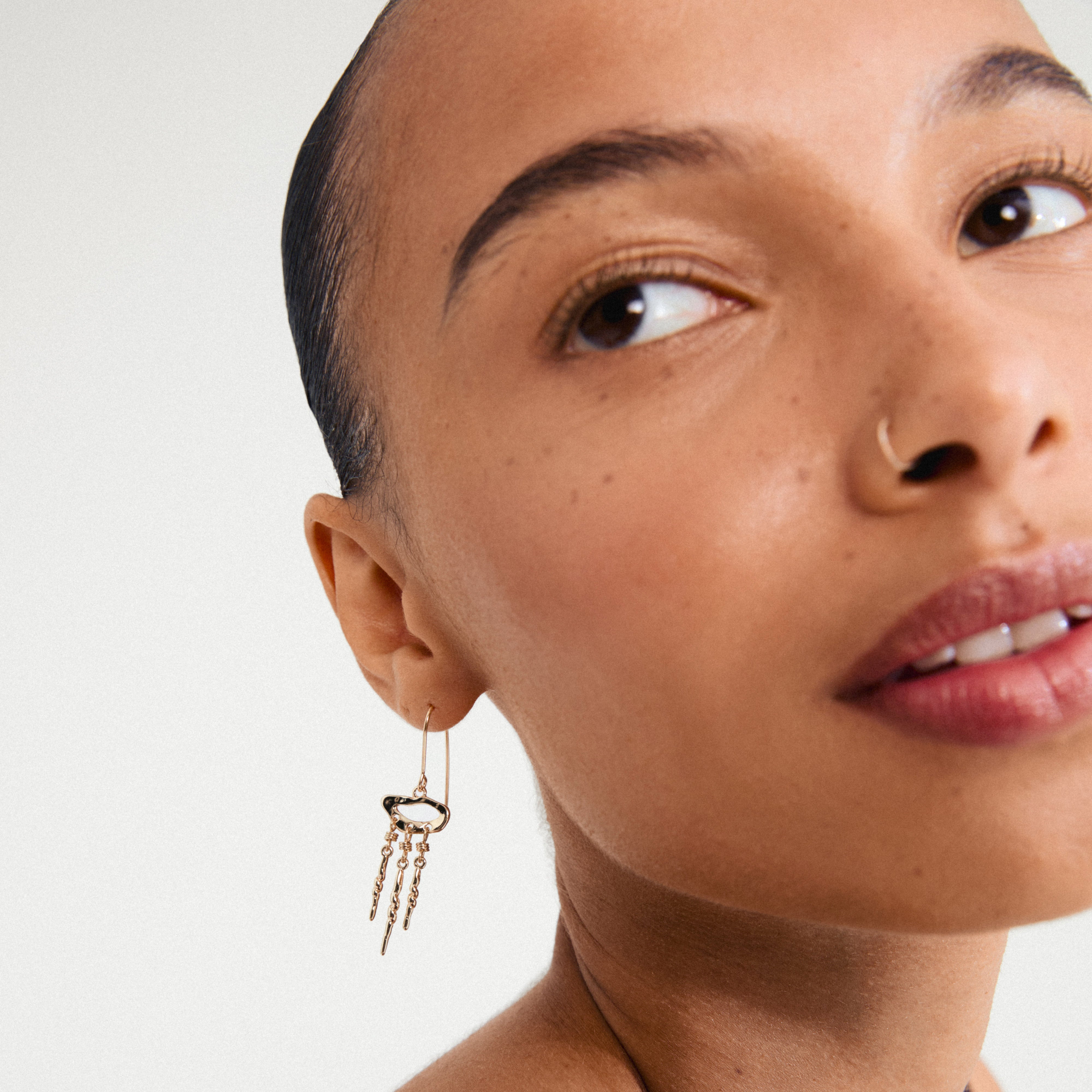 BREEZE earrings gold-plated, inspired by dream catchers, add movement and charm. Perfect for summer style, crafted from 99% recycled material.