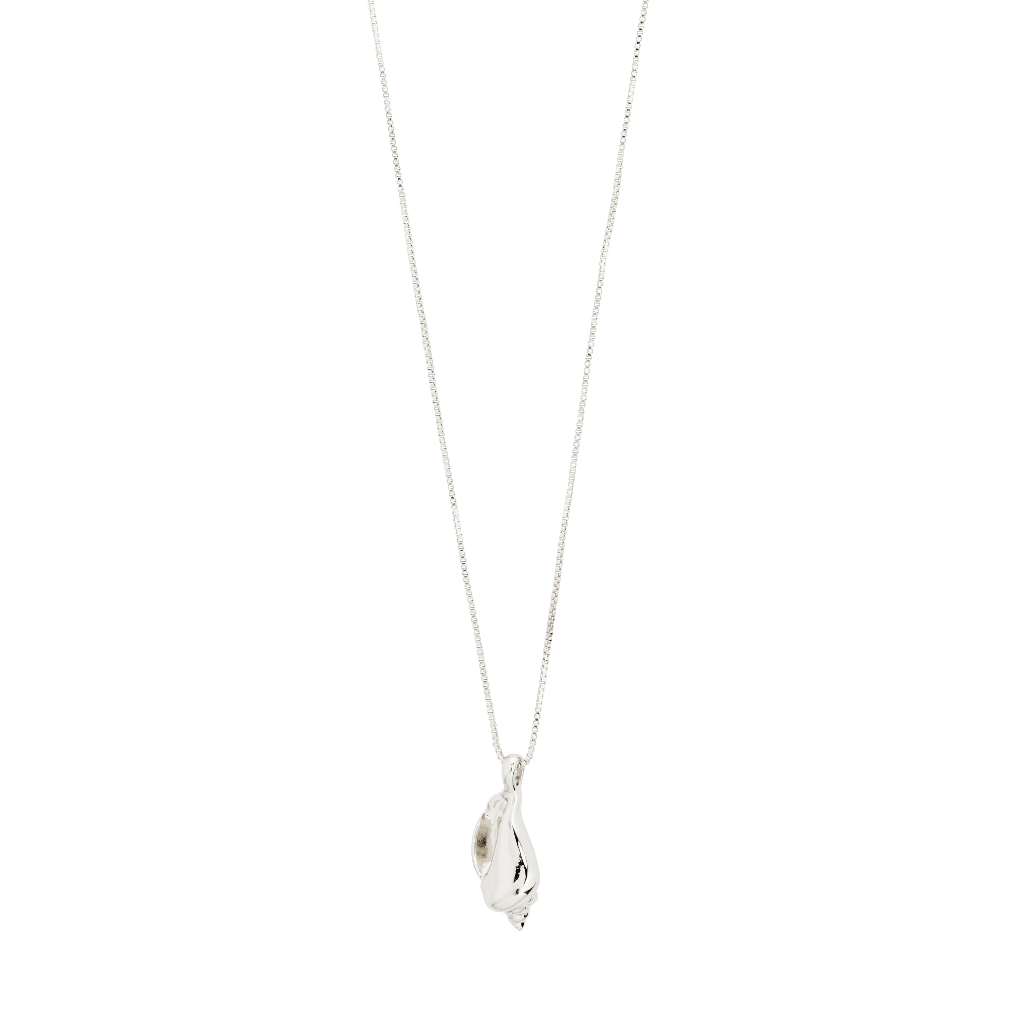 BREEZE necklace silver-plated: A slim box chain featuring a conch pendant, evoking beach vibes and crafted from 99% recycled material.