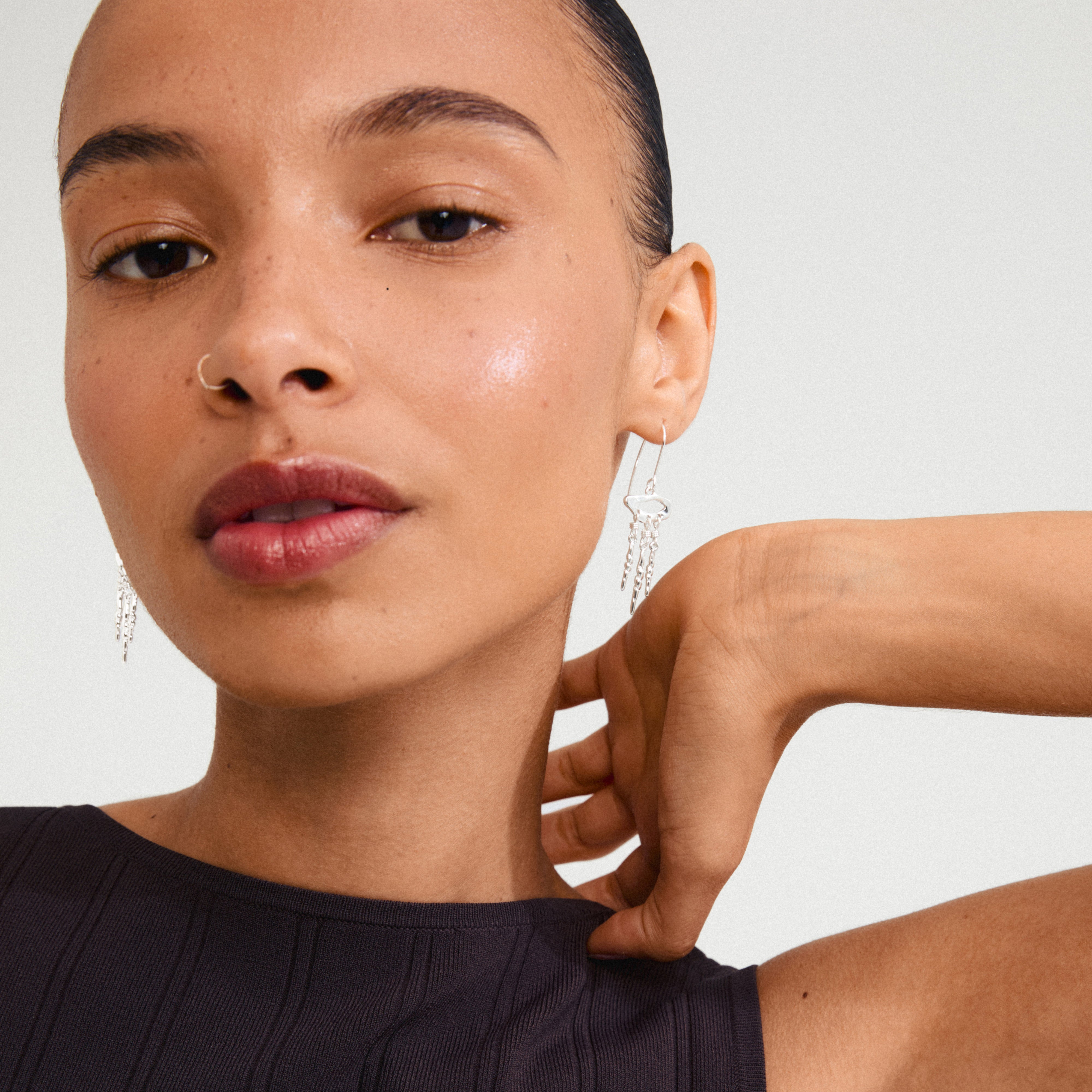 BREEZE earrings silver-plated, inspired by dream catchers, adding movement and charm. Ideal for casual summer looks, crafted from 99% recycled material.