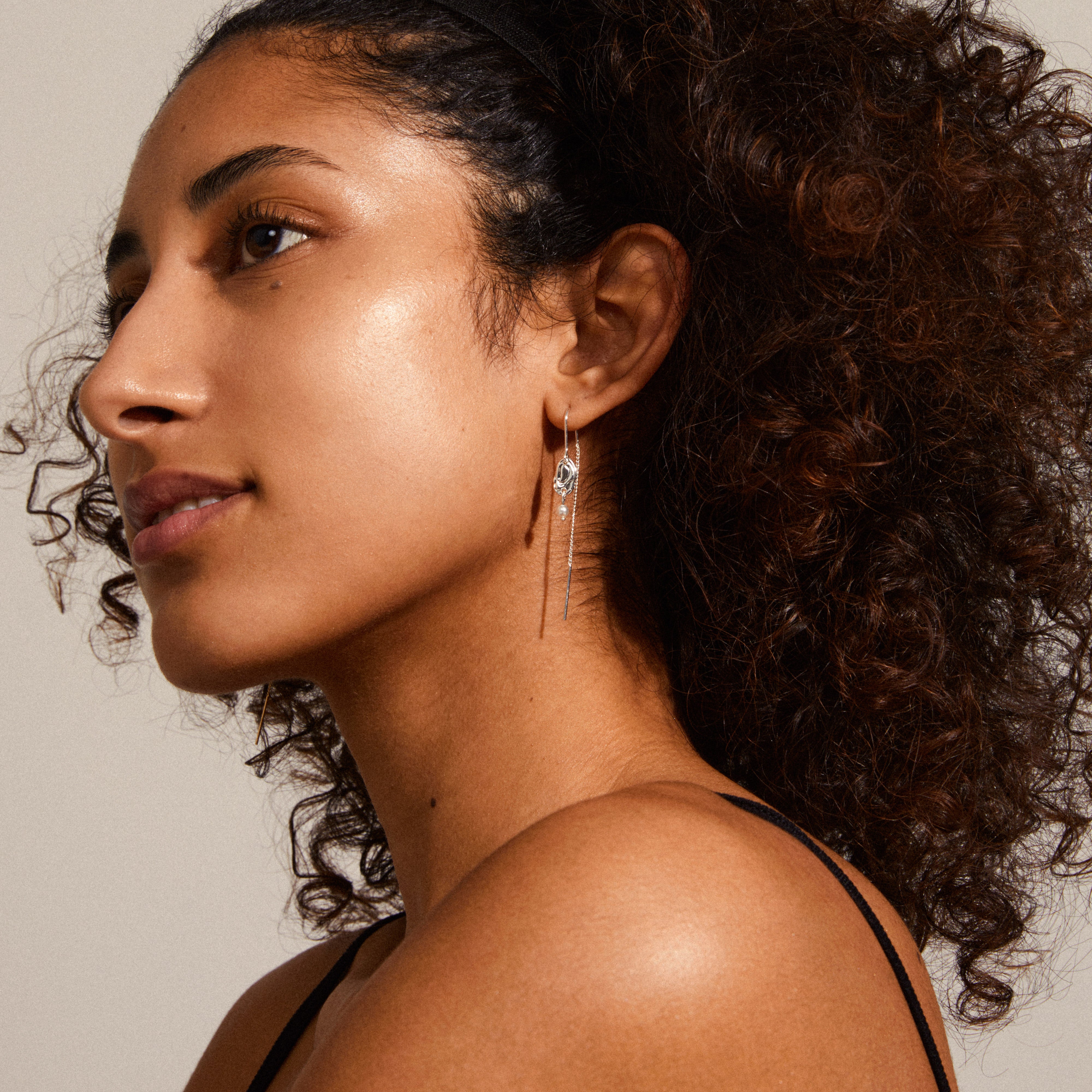 EMILIE chain earrings silver-plated feature sleek chains with a fine pearl detail, reflecting nature-inspired elegance and Pilgrim's Scandinavian craftsmanship. Perfect for autumn's fashion-forward looks.