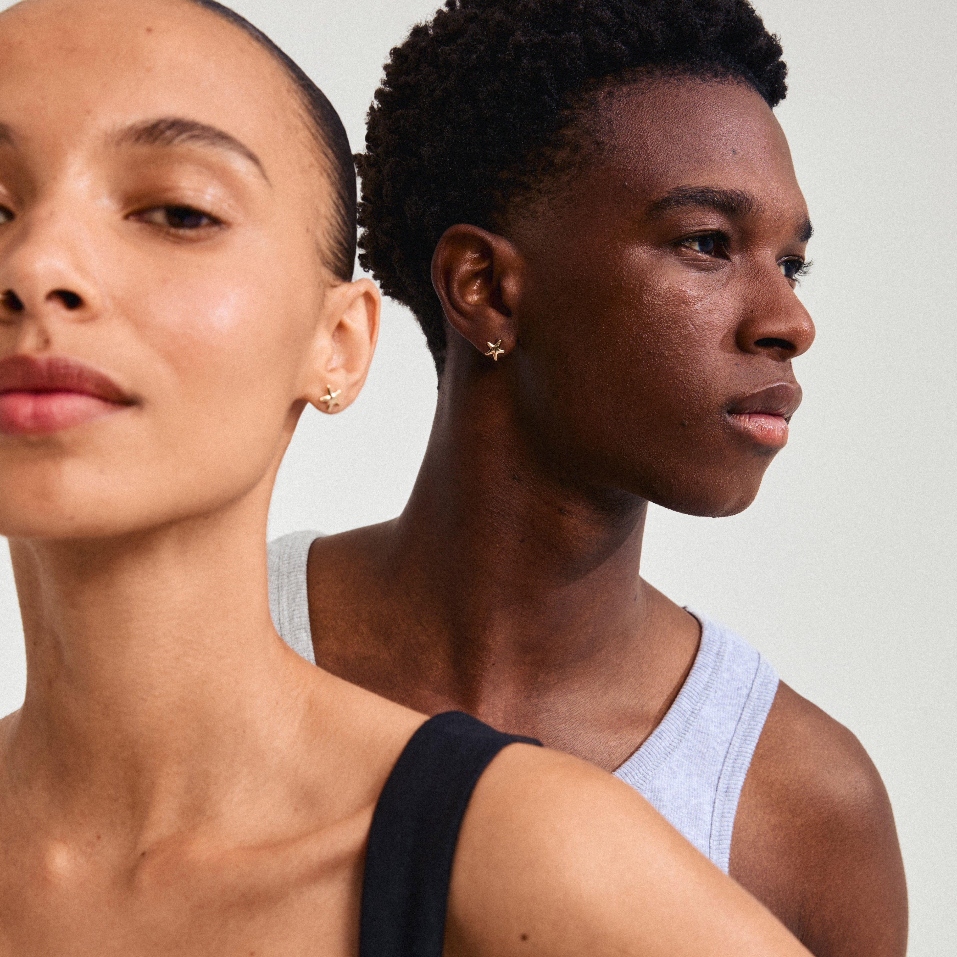 ANDRÉ earrings gold-plated by Pilgrim, featuring starfish studs, worn by a woman. Perfect for a minimal, stylish summer look.