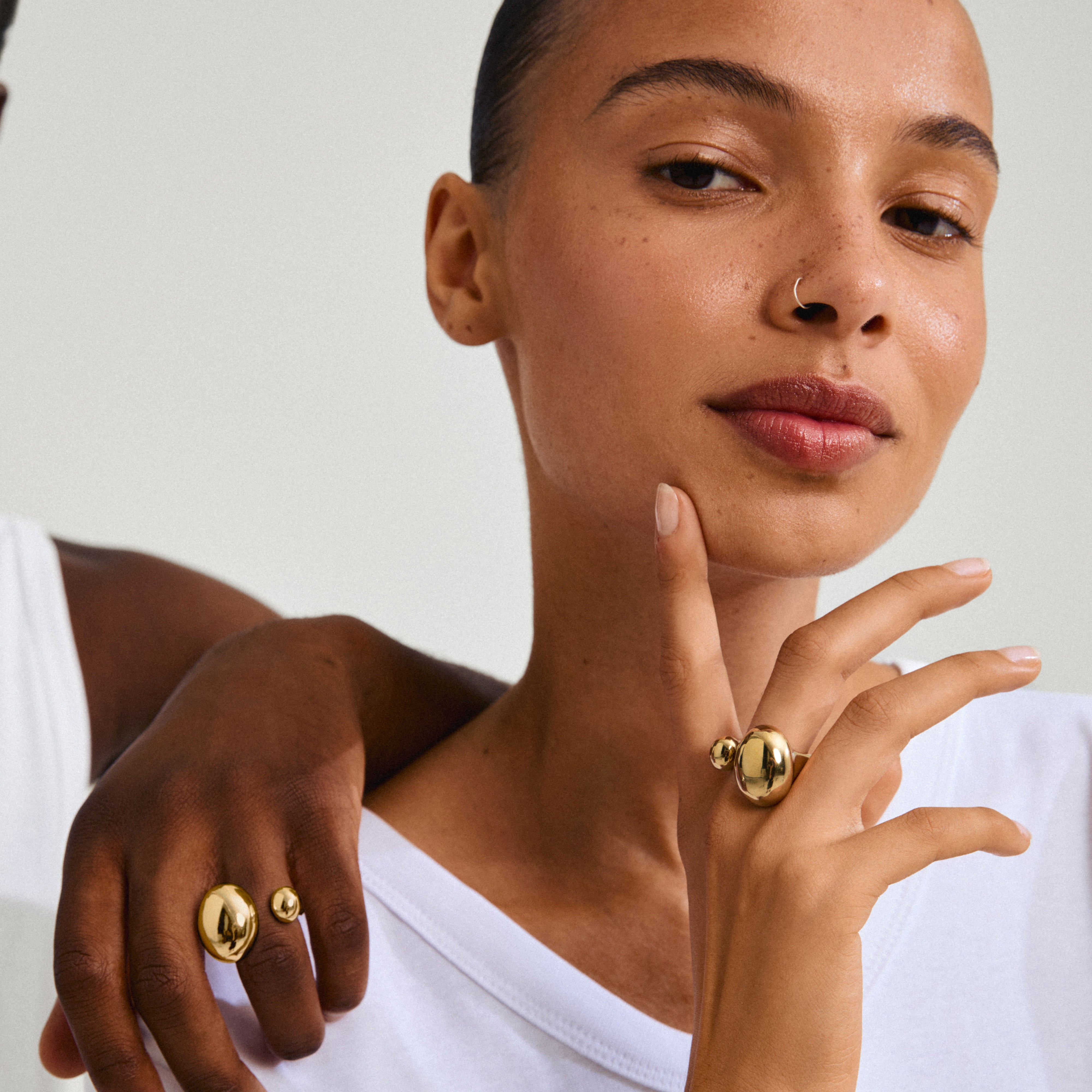 ALVIN ring gold-plated on a woman's hand, showcasing its chunky bubble dome design and glossy finish, capturing the essence of Pilgrim's sleek Scandi style.