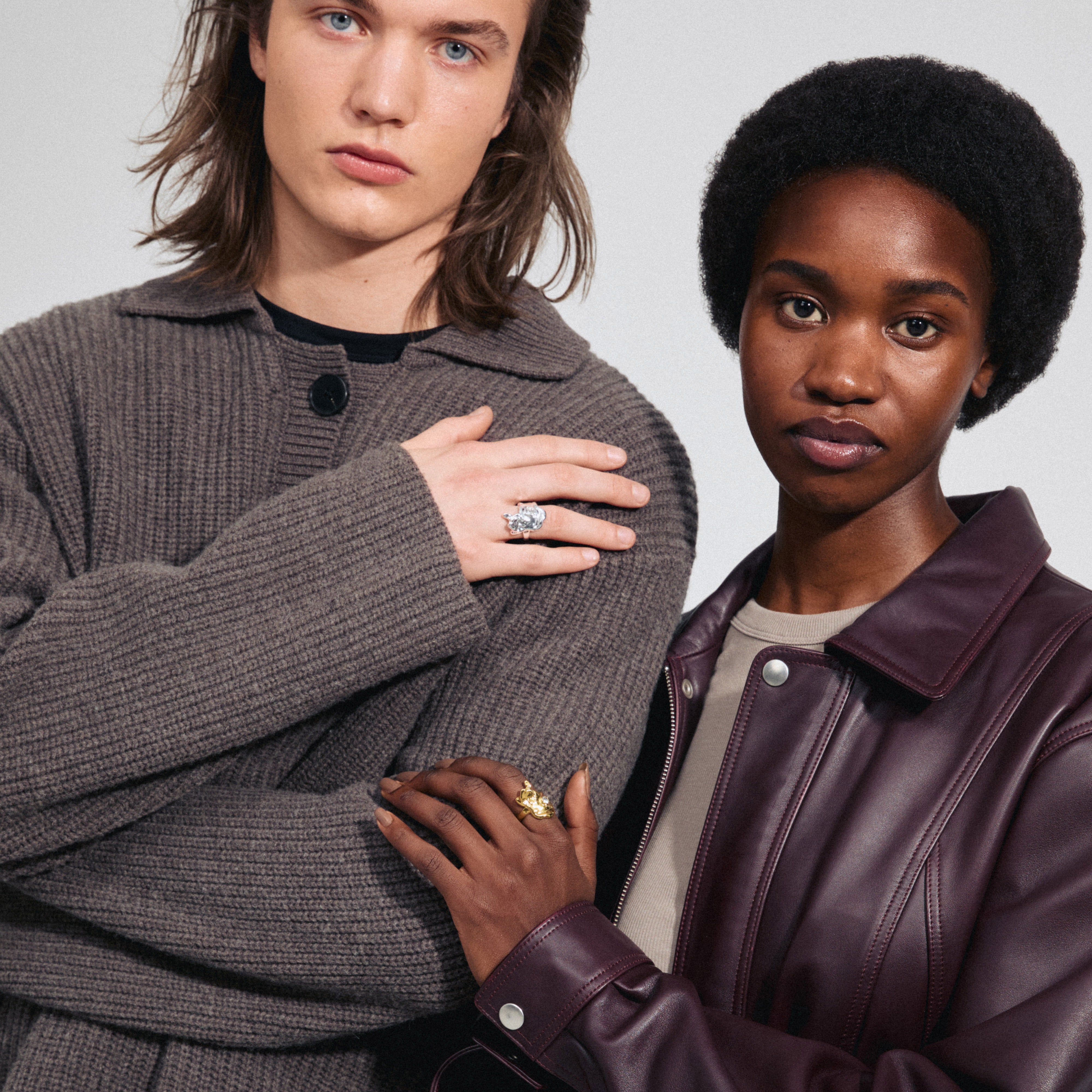 GIA crystal ring gold-plated, featuring an organic design with a Preciosa crystal, showcased on a woman's hand, highlighting its Nordic-inspired silhouette and adjustable fit.