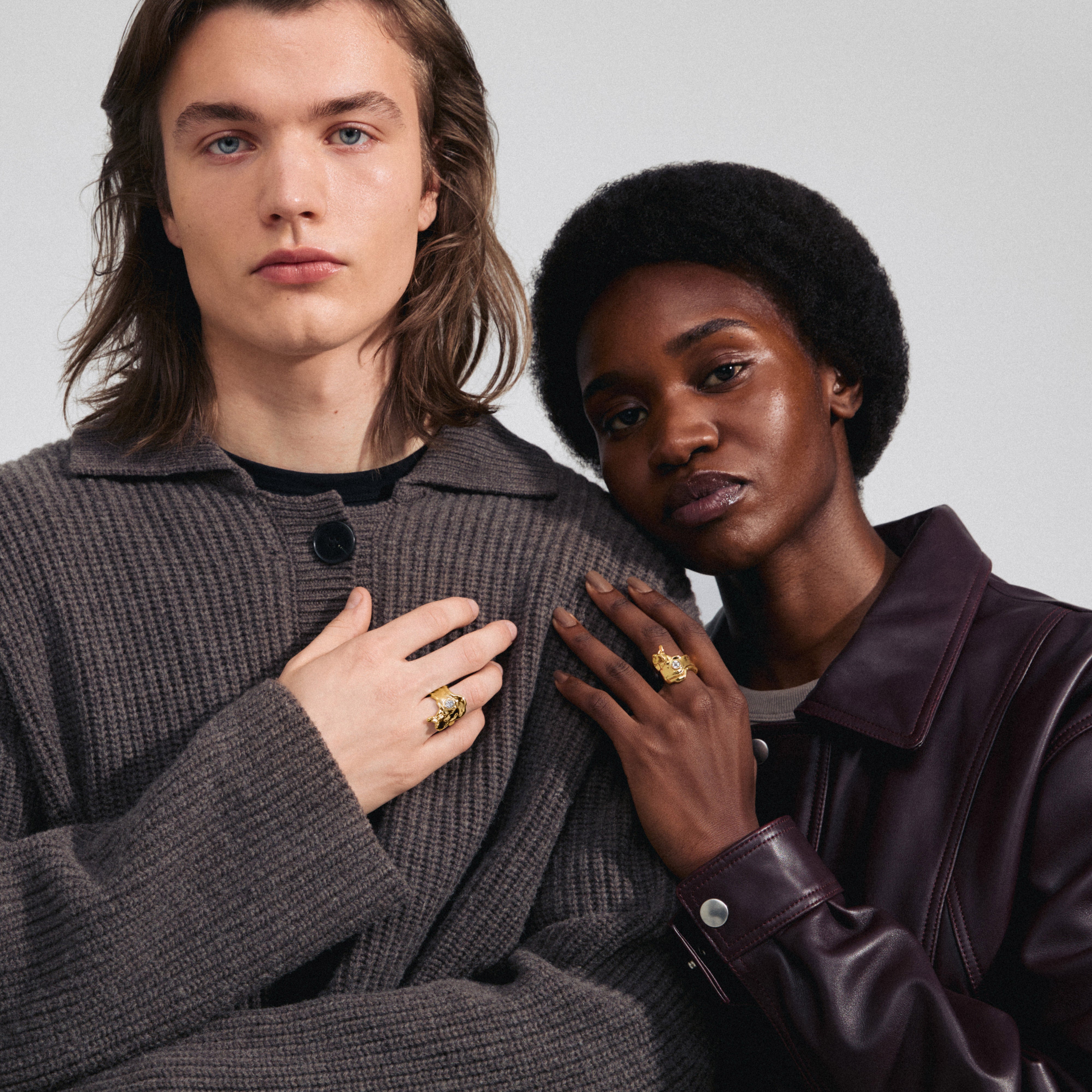 GIA crystal ring gold-plated on a woman's hand, showcasing its organic design and sparkling Preciosa crystal, capturing Nordic-inspired elegance and individuality.