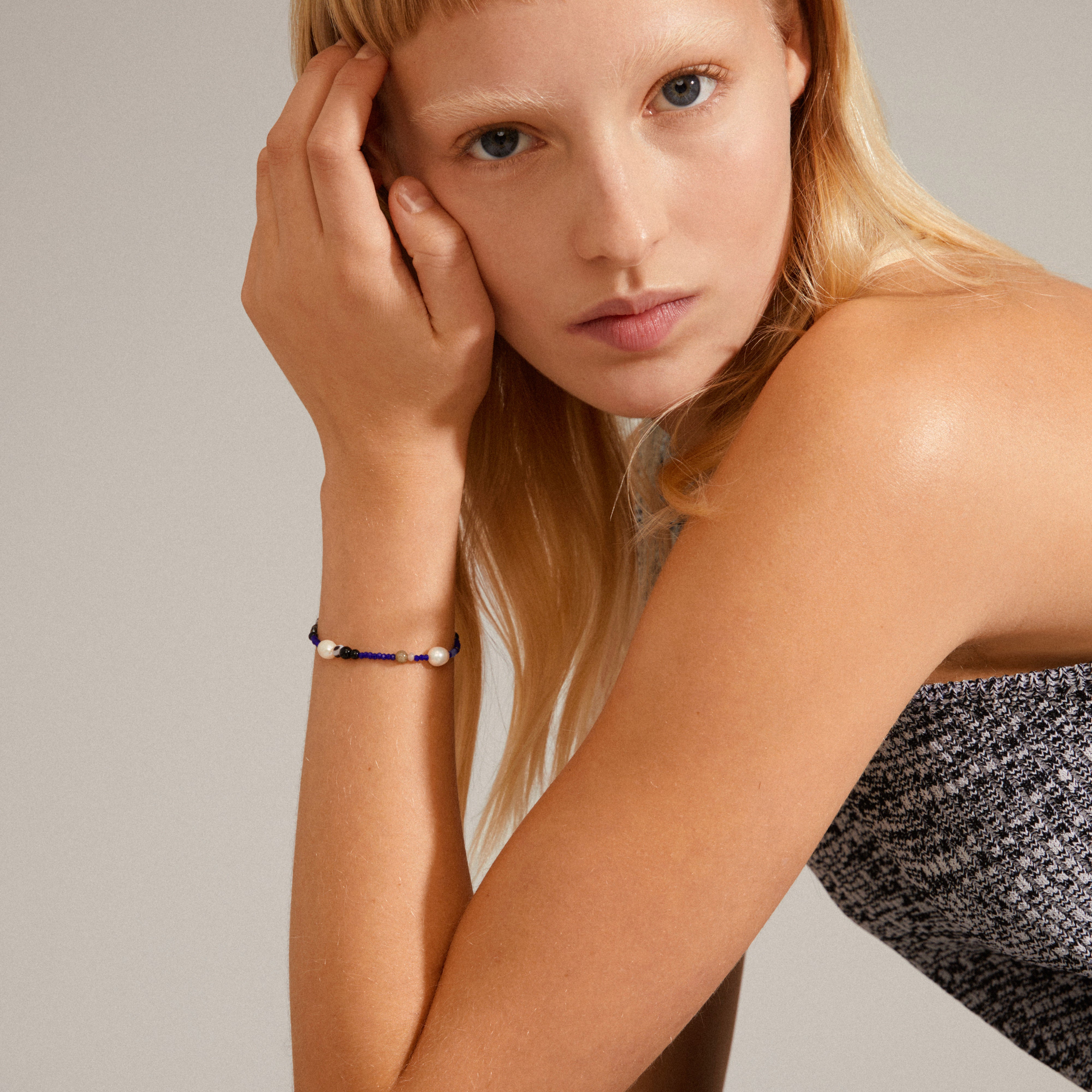 INDIANA bracelet blue featuring genuine freshwater pearls and labradorite, elegantly styled with blue glass beads, creating an effortless, organic look on a woman's wrist.