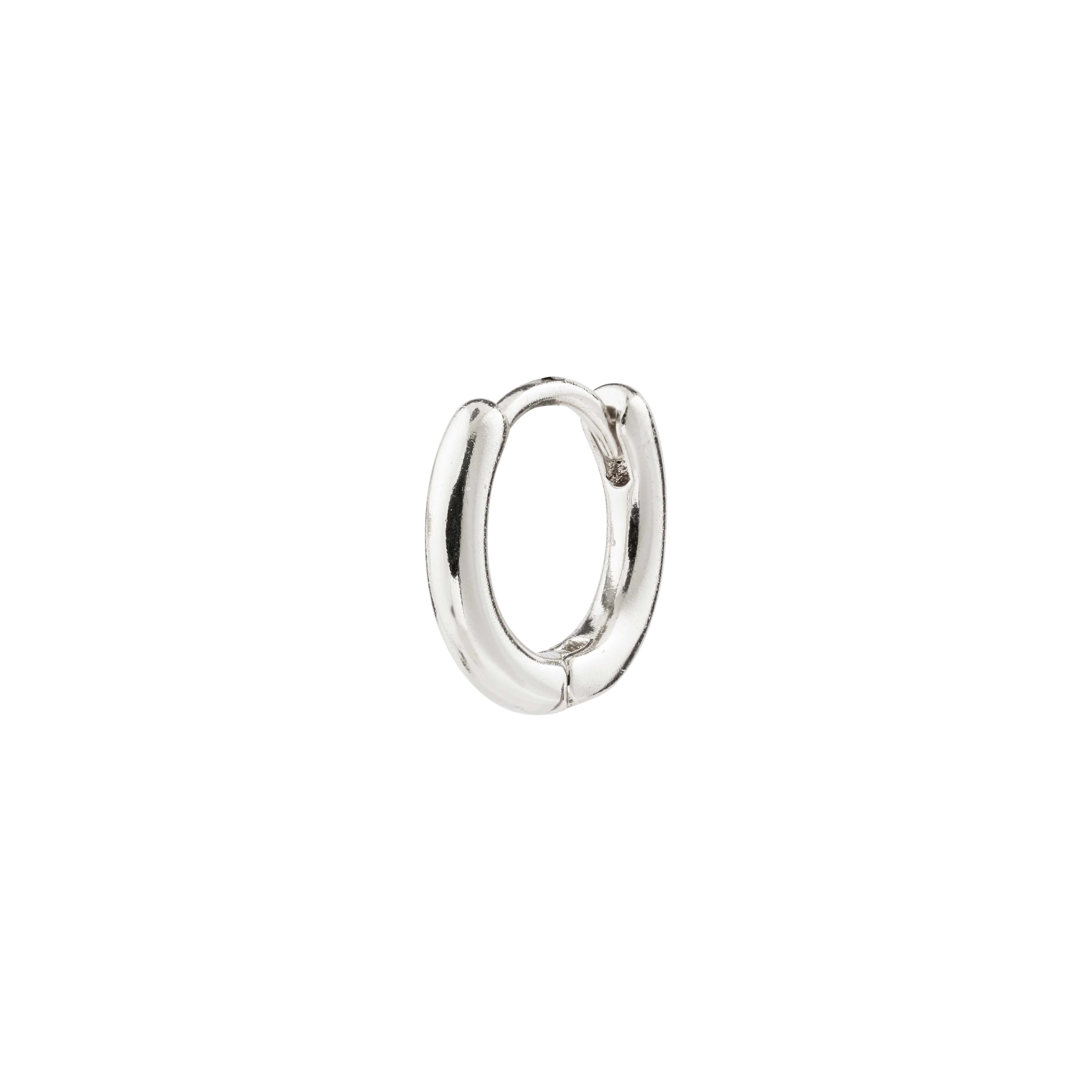 LAVRA single earring, silver-plated huggie hoop with a shiny finish and click clasp, made from 99% recycled material. Timeless design.