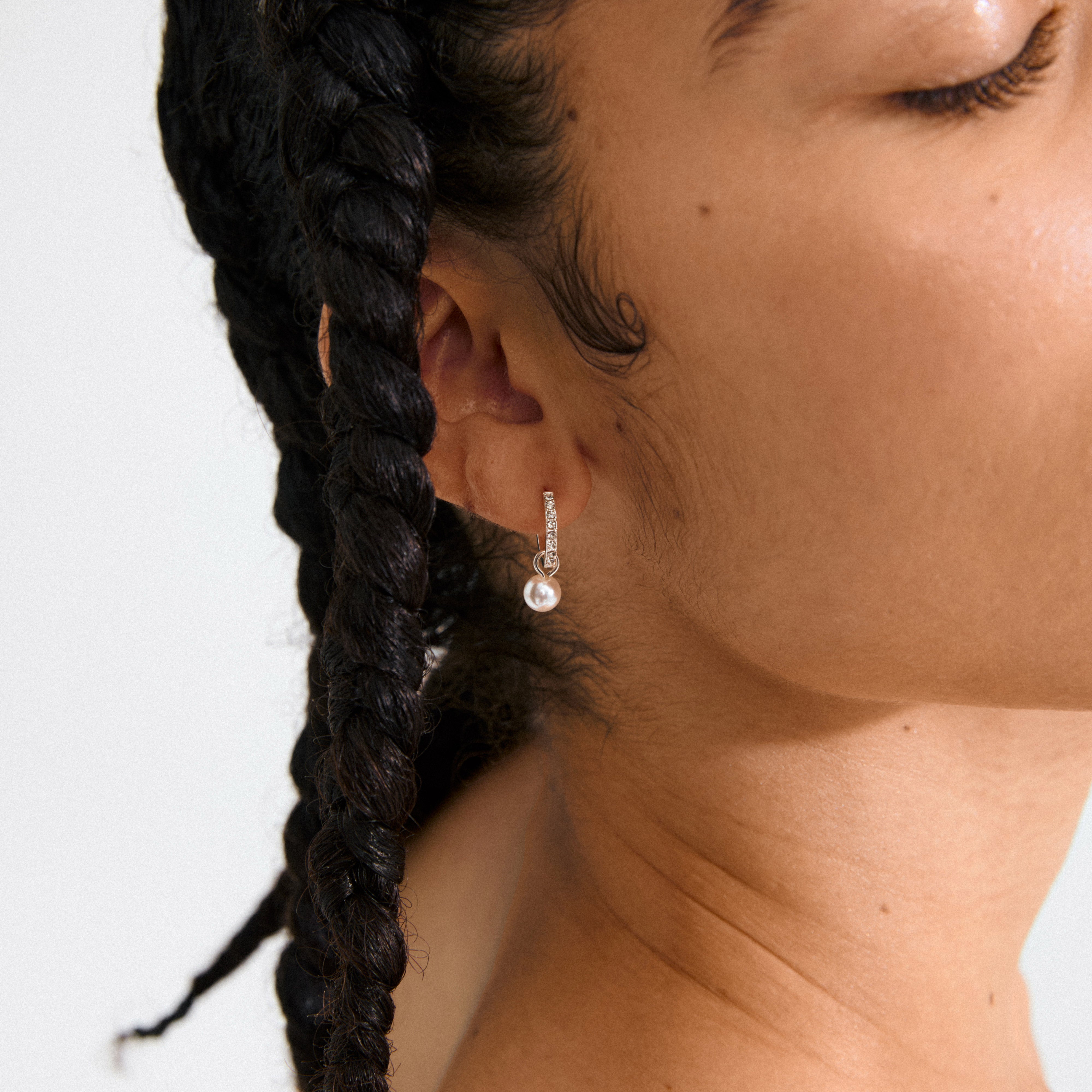 SEVYN single earring, silver-plated, features a pearl pendant and Preciosa crystals, offering elegance with an easy click clasp for versatile styling.