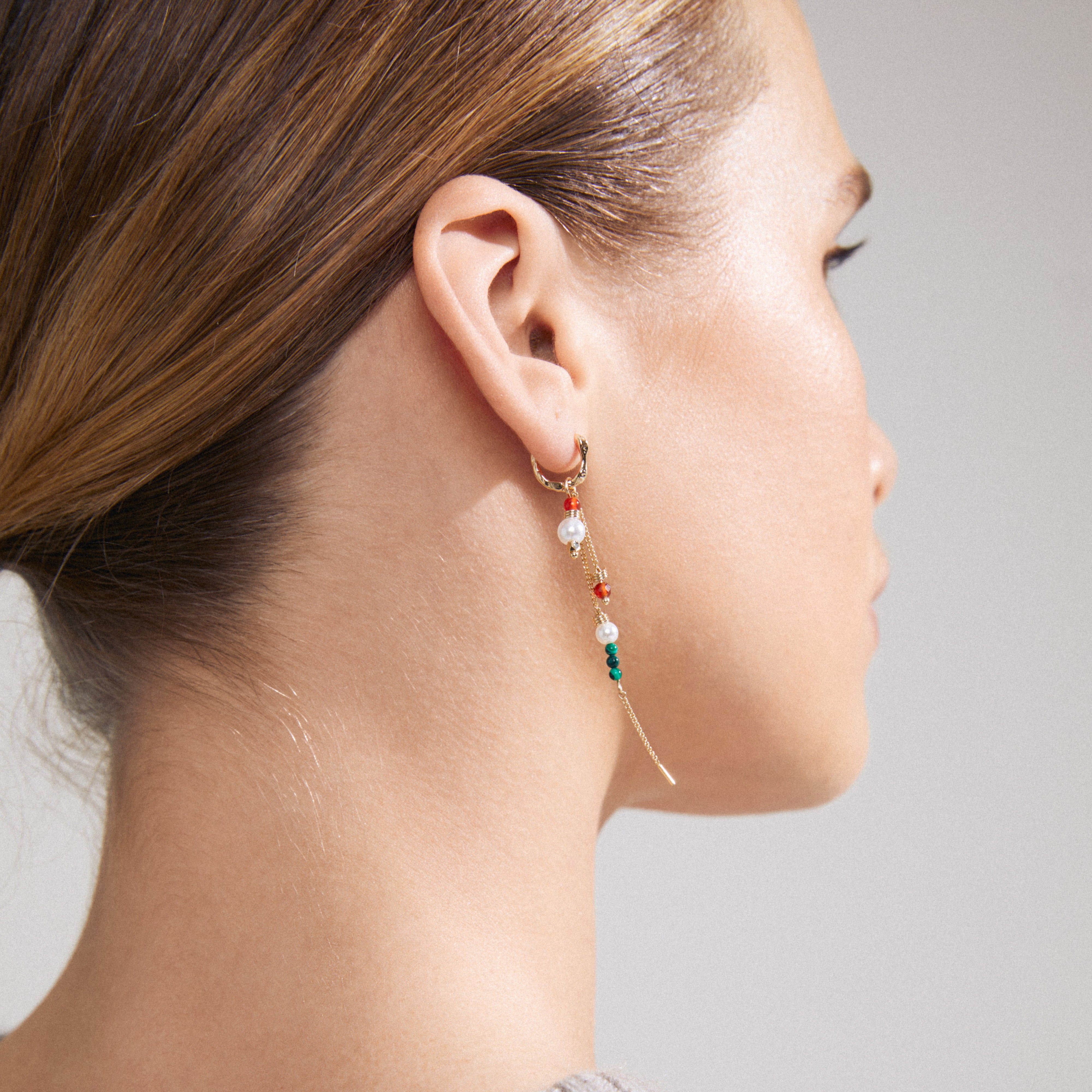 SIBYL single earring gold-plated featuring a long, slender chain with colorful glass beads, perfect for a handcrafted, playful, and lux boho summer style.