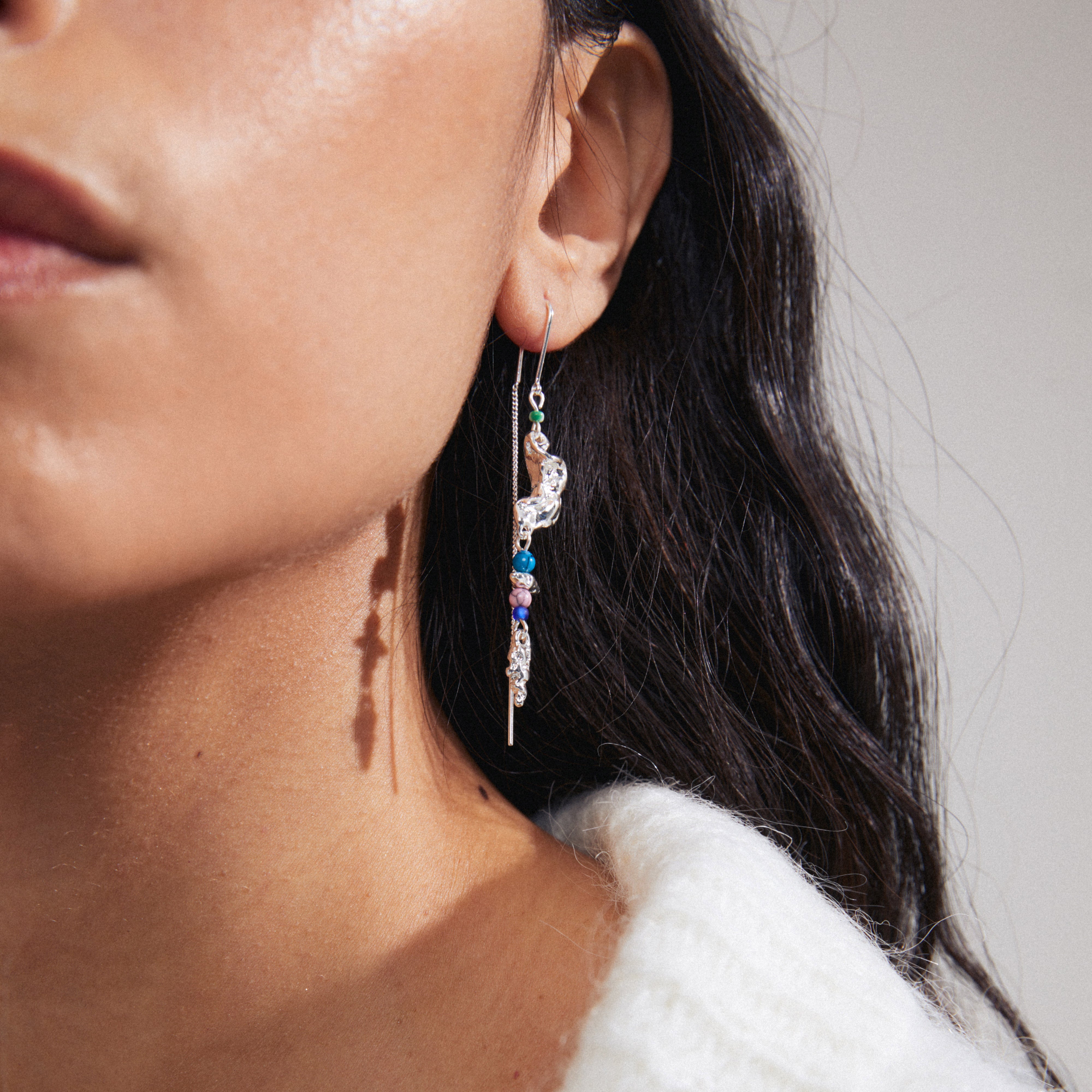 SELENE single earring, silver-plated, featuring an organic shape with a blue bead. Ideal for a playful, handcrafted look.