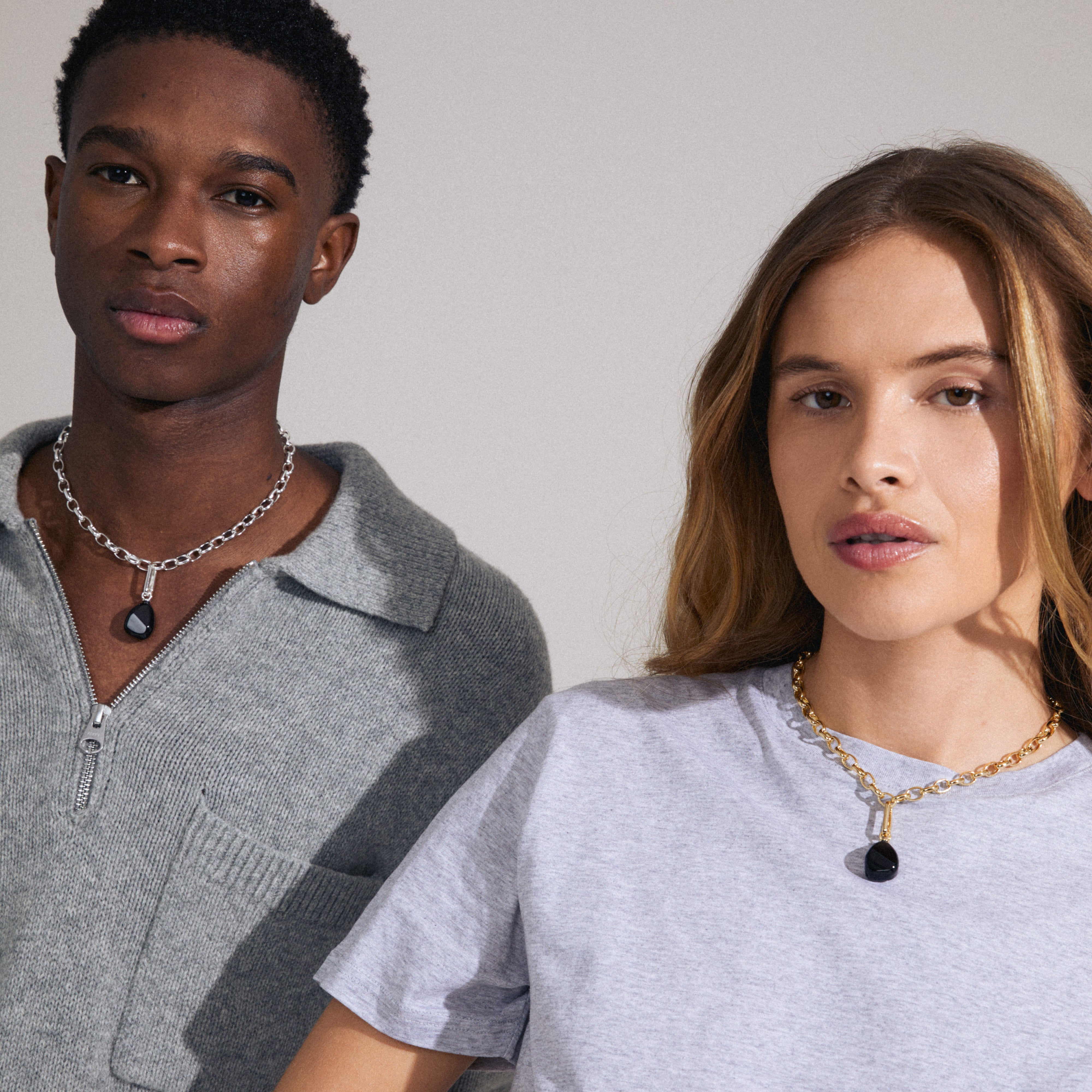 Man wearing the CHARM black agate pendant, silver-plated, showcasing its unique style and versatility, ideal for personalized fashion expressions.