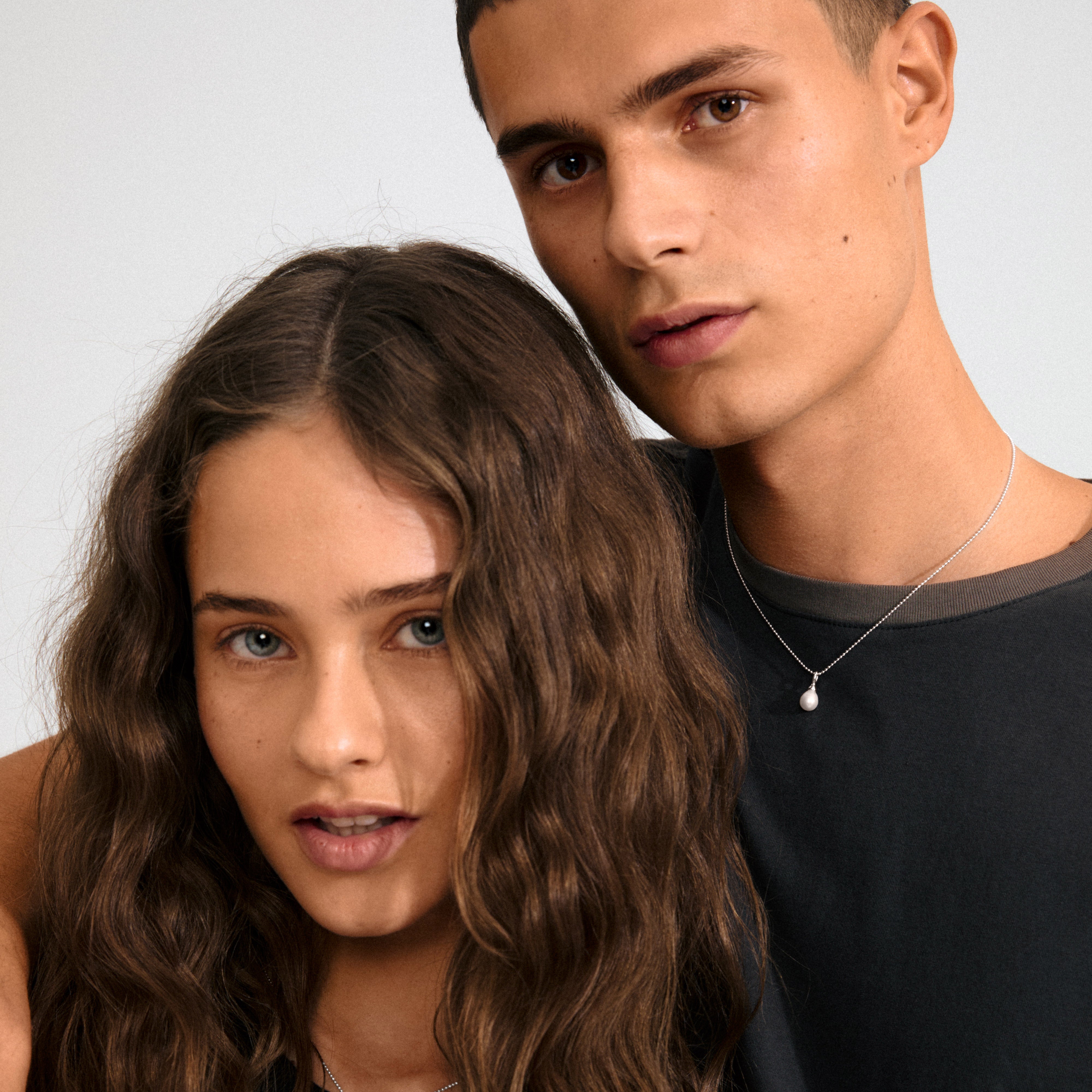 Silver-plated mini pearl pendant, perfect for a chic, minimalist look or paired with charms for a personalized style. Ideal for necklaces or hoops.