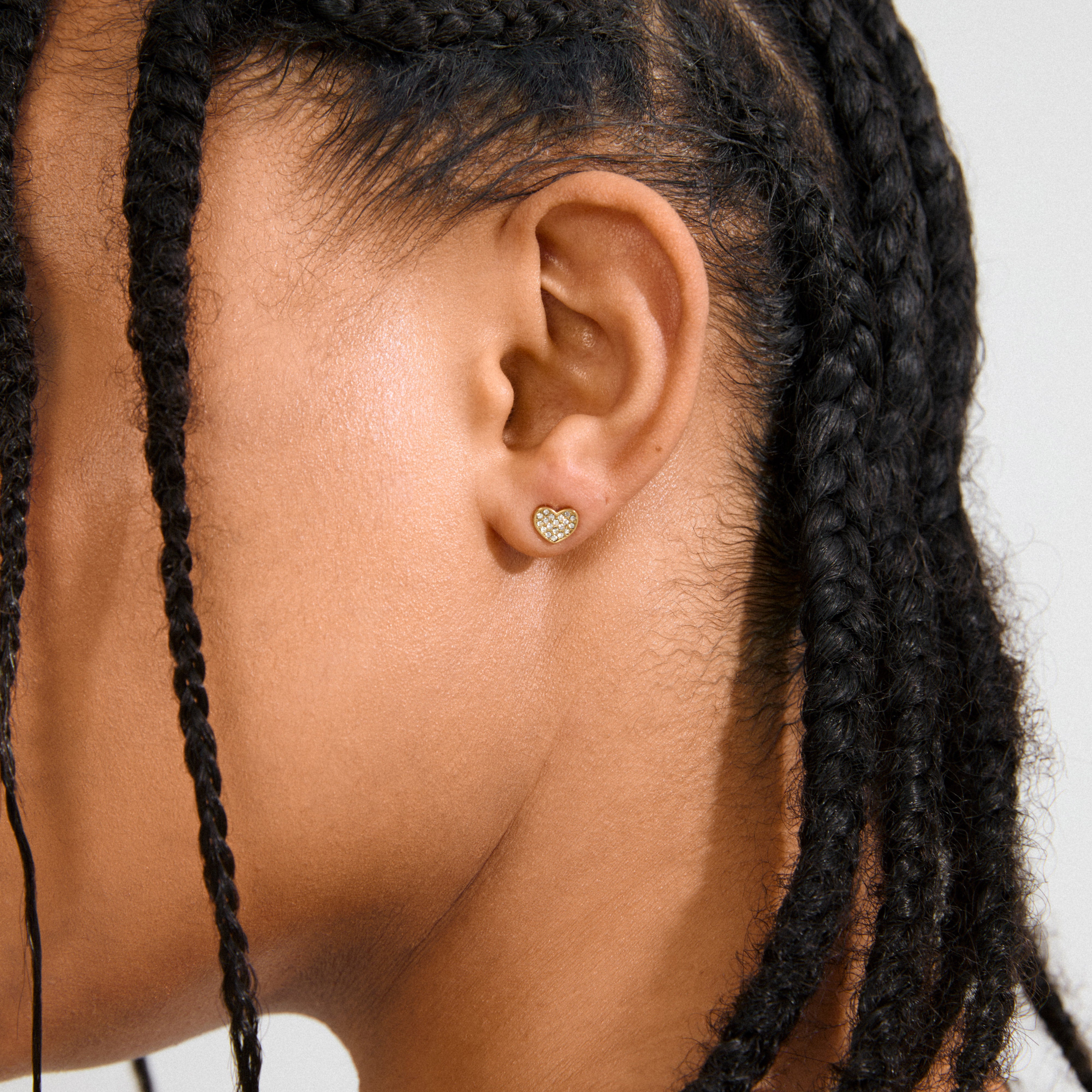 EMMETT earrings gold-plated, heart-shaped studs adorned with sparkling Preciosa crystals, offering a romantic touch suitable for everyday wear and special occasions. Crafted sustainably.