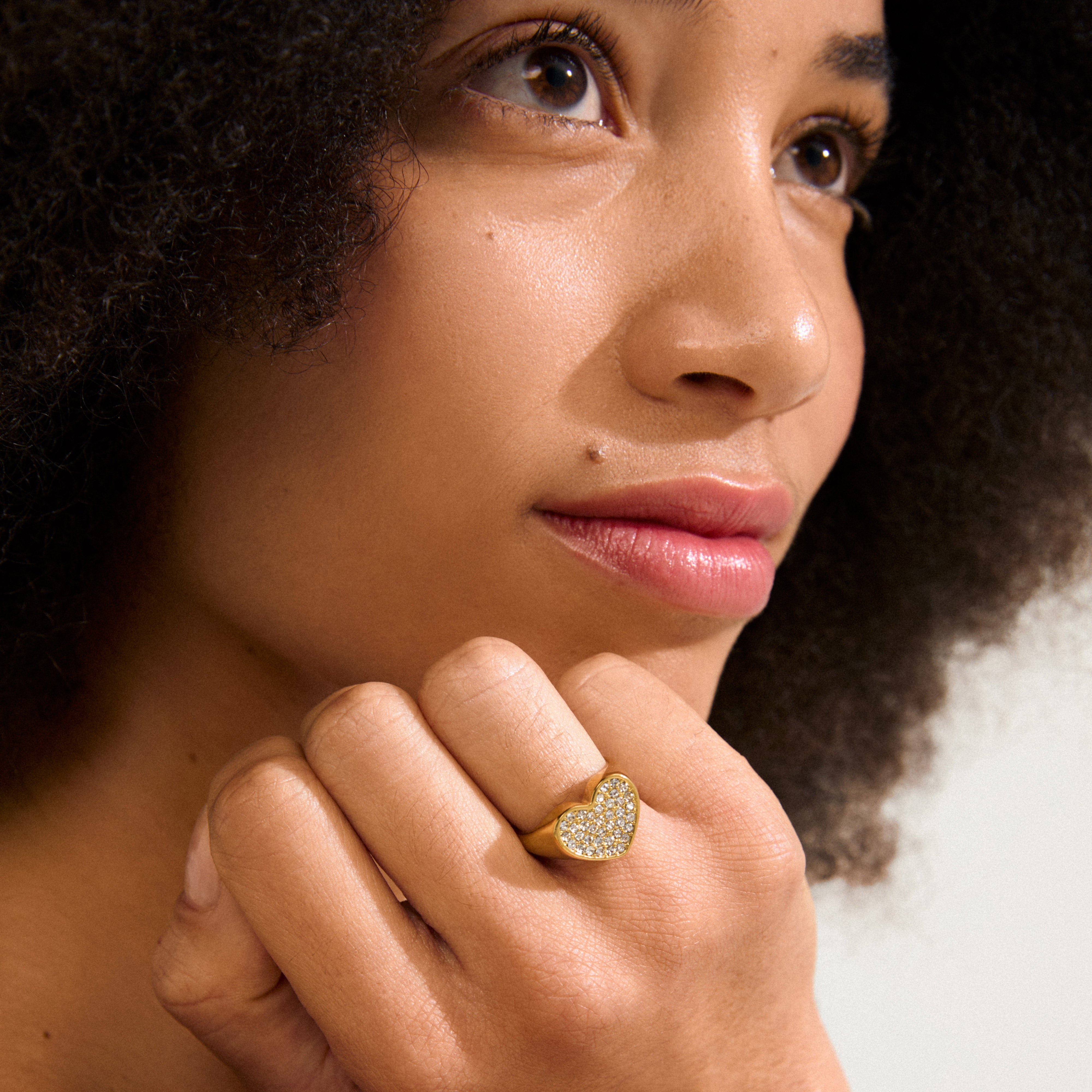 EMMETT ring gold-plated, featuring a heart adorned with Preciosa crystals, adjustable for a perfect fit. A sparkling statement piece made from 98% recycled materials.