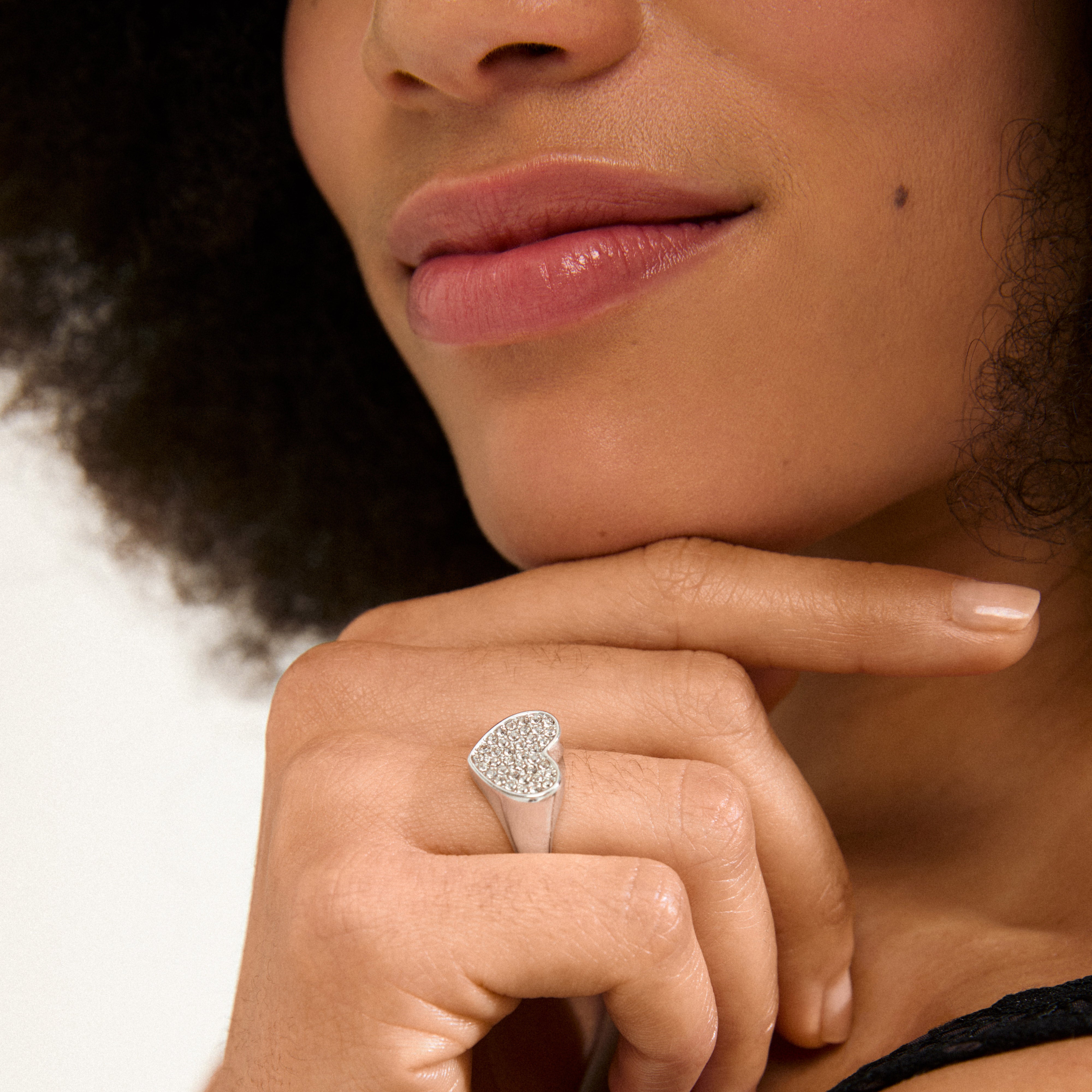 EMMETT ring silver-plated, featuring a large heart adorned with sparkling Preciosa crystals, offers adjustable fit and is crafted from 98% recycled materials.