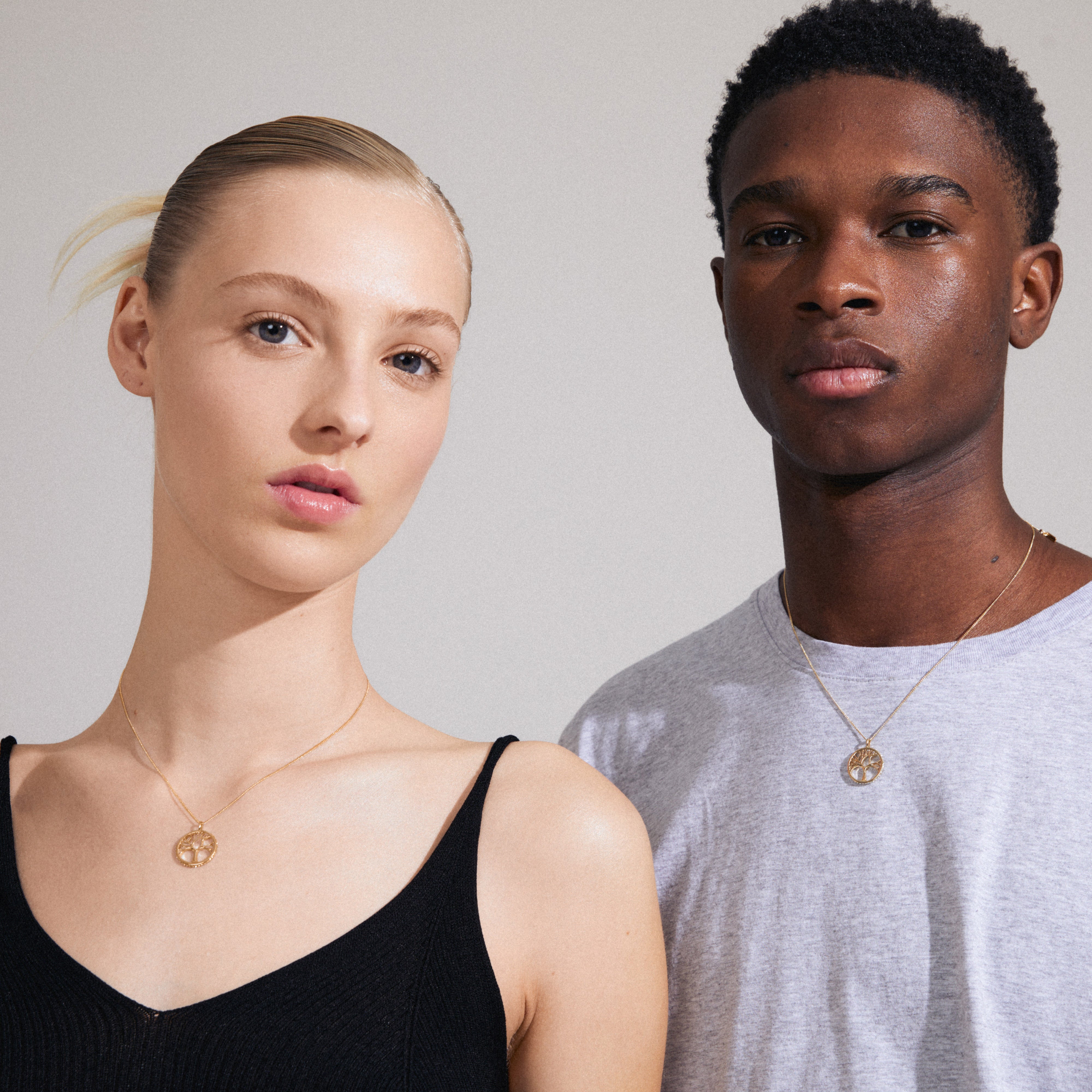 ALIA necklace gold-plated: A man wears a gold-plated necklace with a Tree of Life pendant, embellished with Preciosa crystals, showcasing Pilgrim's timeless Scandinavian design.