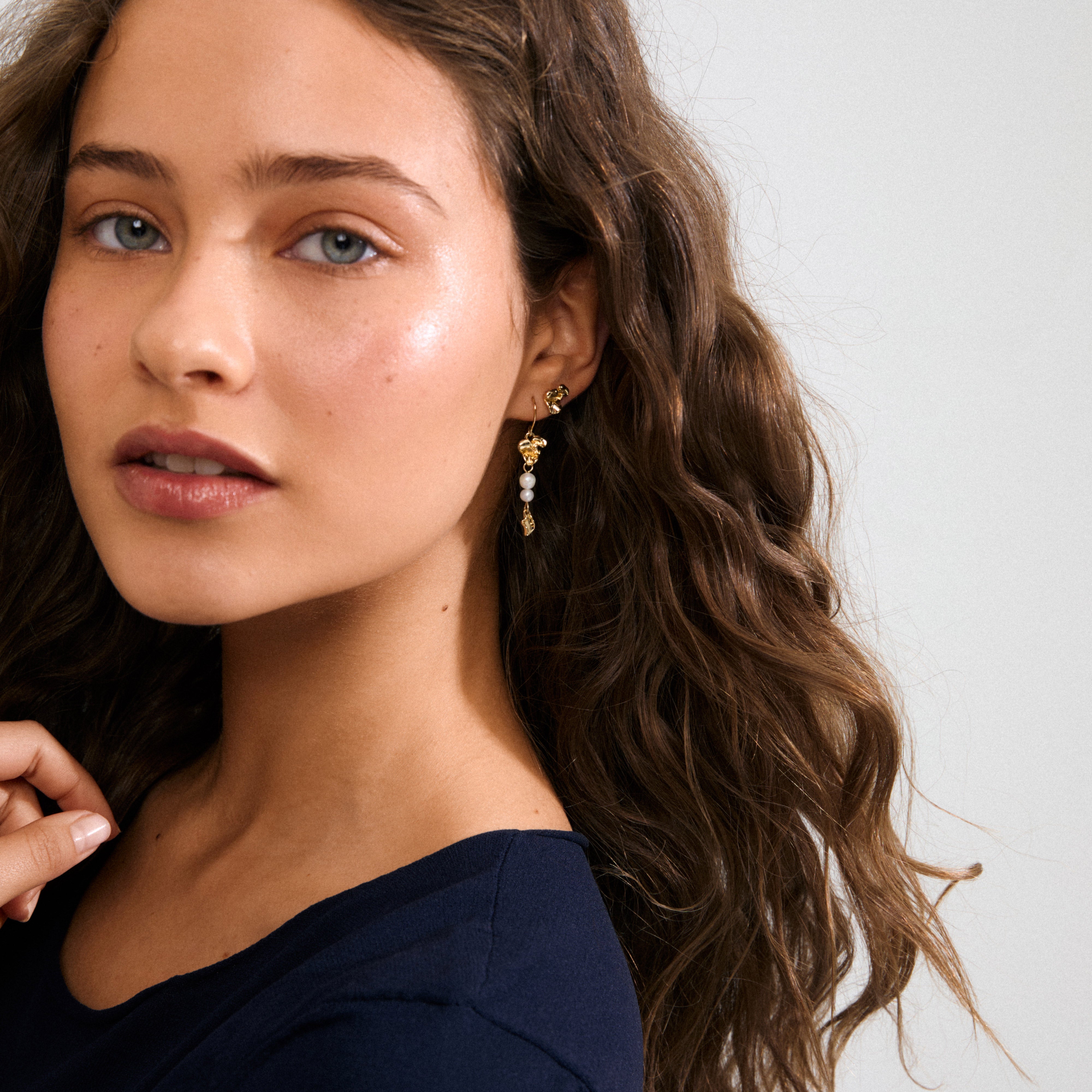 LUIS earrings 2-in-1 set, gold-plated, featuring abstract floral studs and long dangles with freshwater pearls, perfect for a boho-chic style.