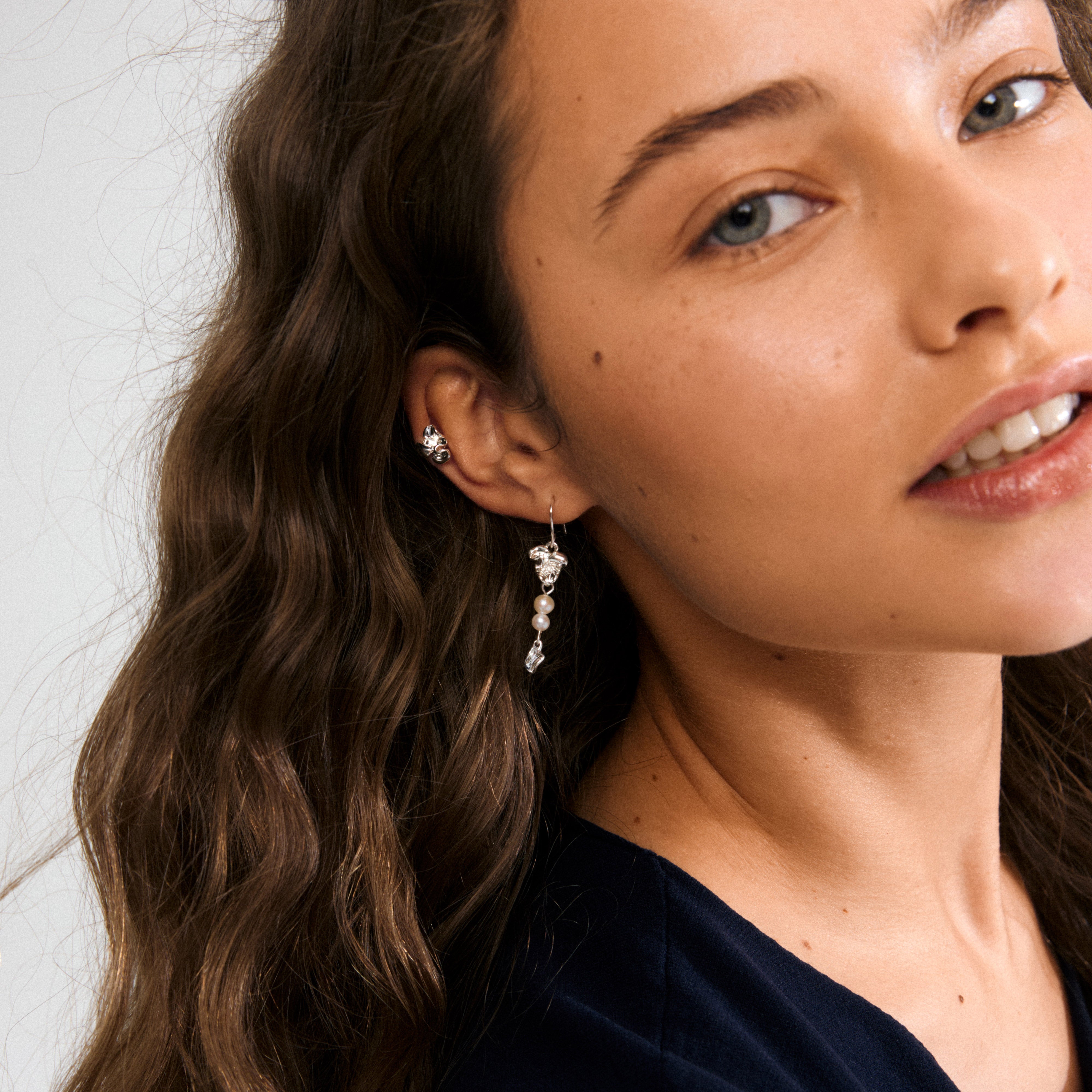 LUIS earrings 2-in-1 set, silver-plated, includes abstract floral studs and pearl dangles, perfect for a boho-chic look. Made from 94% recycled material.