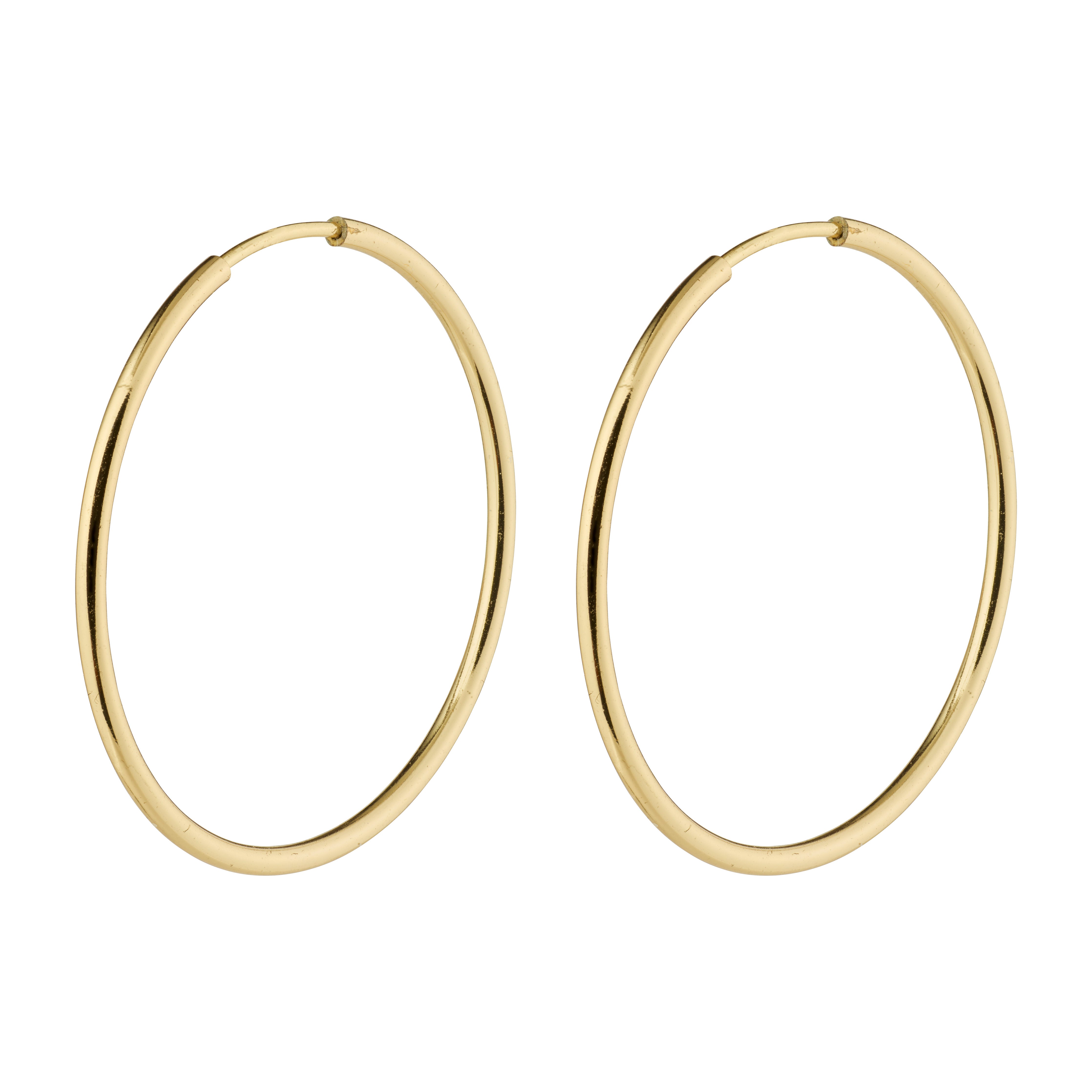 SANNE medium gold-plated hoop earrings, 26 mm, offering timeless elegance. Ideal for daily wear or layering, embodying Pilgrim's blend of classic and trendy style.