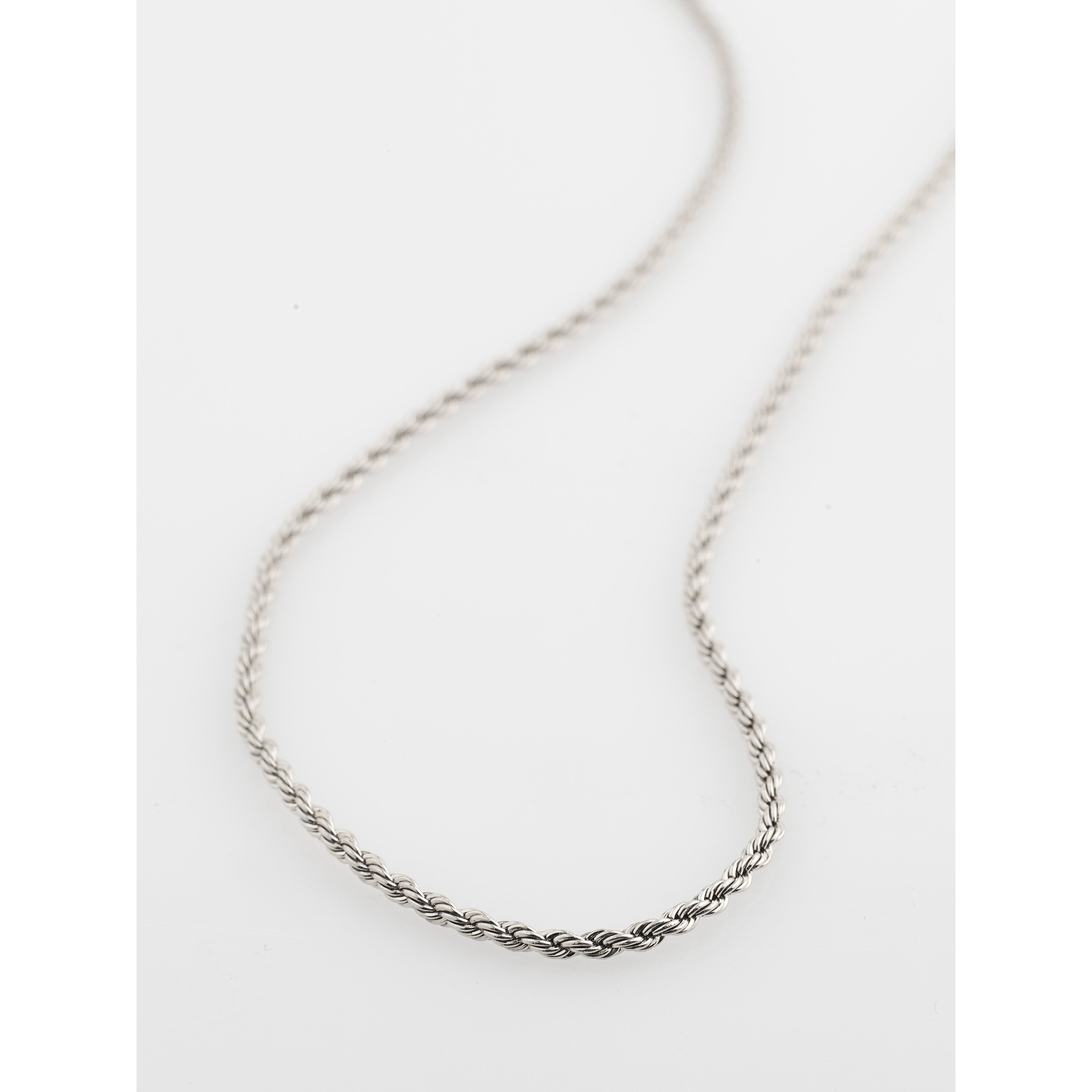 Close-up of the PAM robe chain necklace, silver-plated with twisted details, ideal for layering. Measures 40 + 9 cm. Perfect for trendy, personal style seekers.