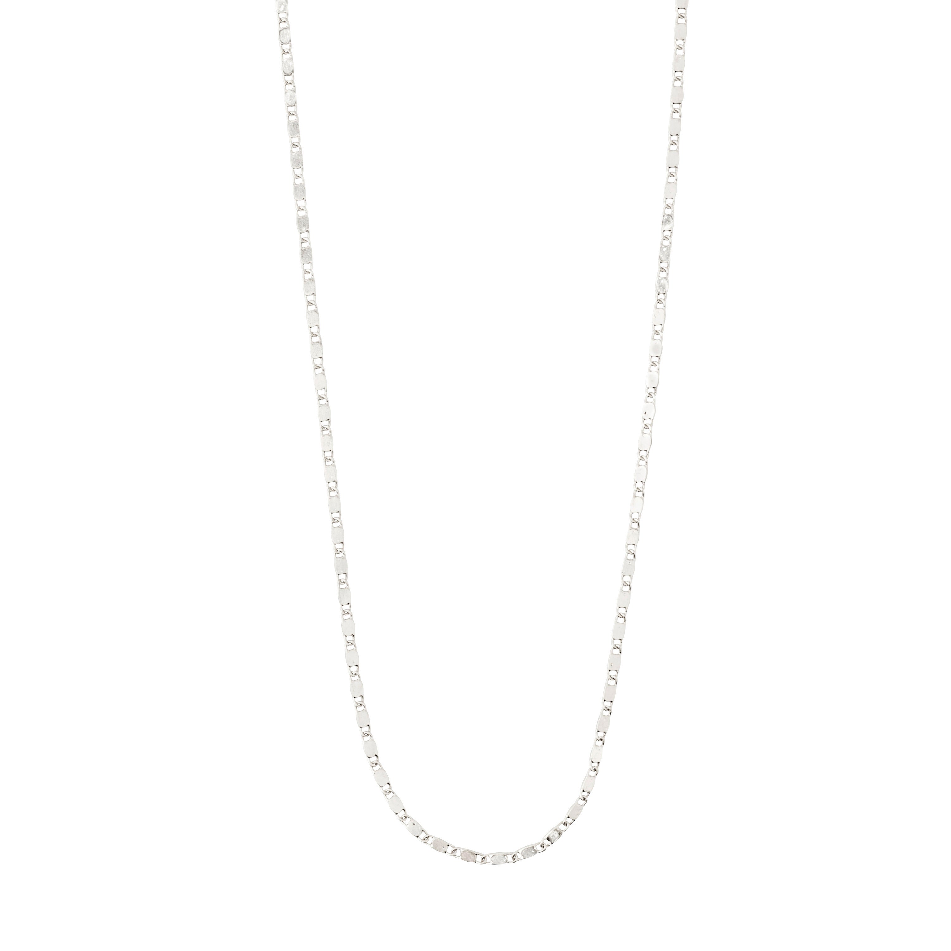 PARISA flat link chain necklace, silver-plated with polished links, 40 cm. Ideal for layering, capturing Pilgrim's Scandinavian quality and modern style.