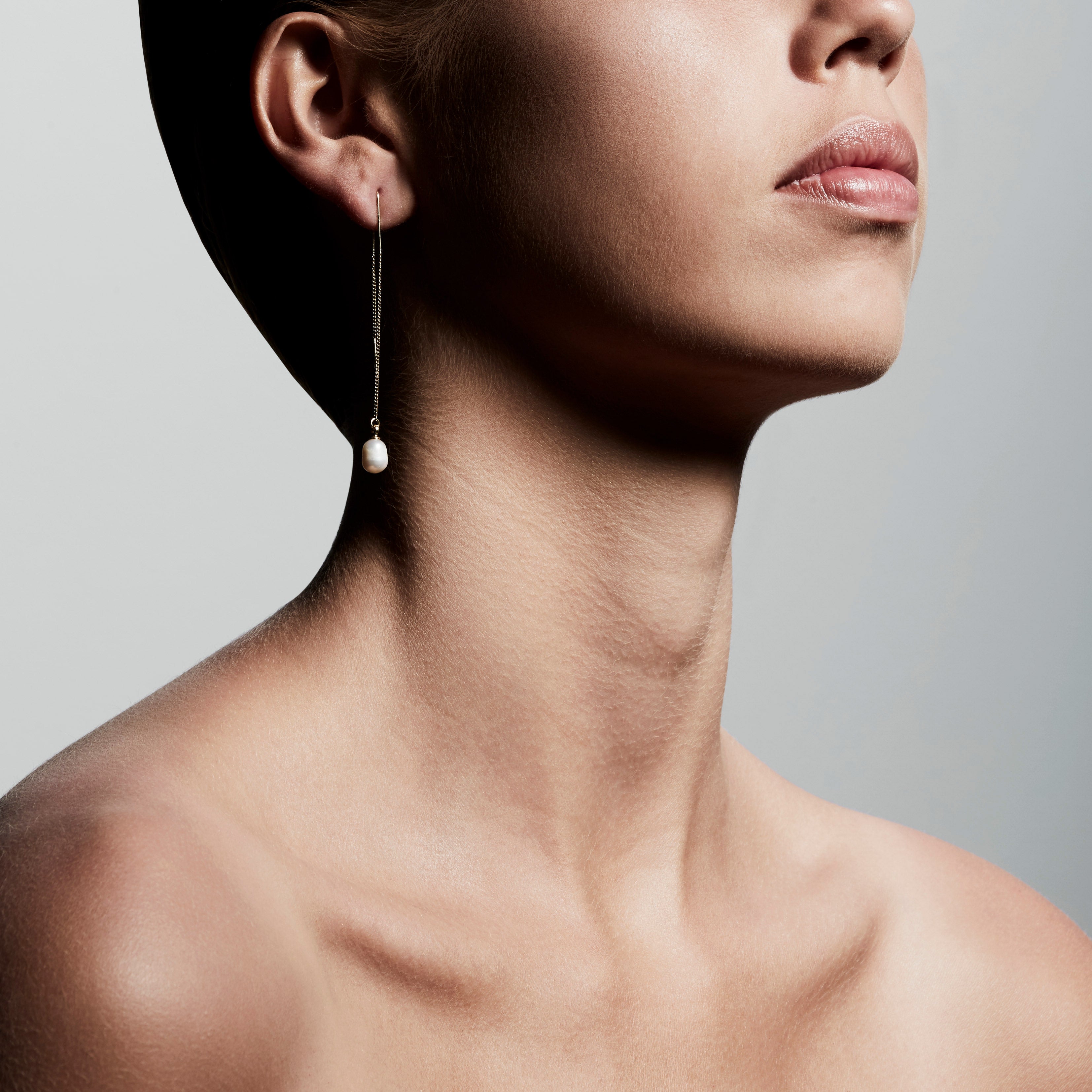 CHLOE pearl earrings gold-plated, featuring a stylish necklace design with white freshwater pearls, embodying a blend of classic elegance and modern trendiness.