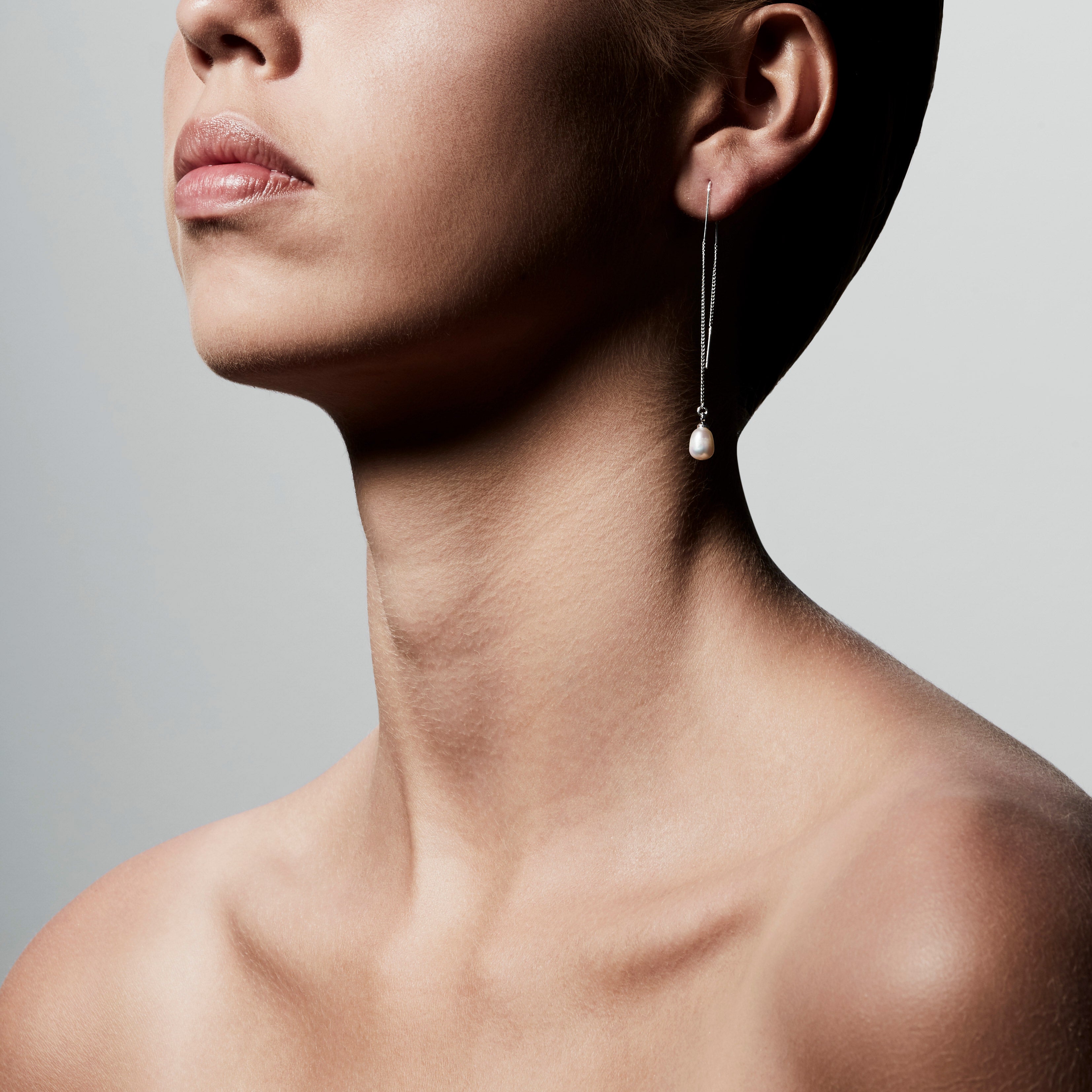 CHLOE pearl earrings silver-plated feature thin chains with freshwater pearl pendants, offering a bold yet simple elegance, perfect for trendsetters seeking timeless style.