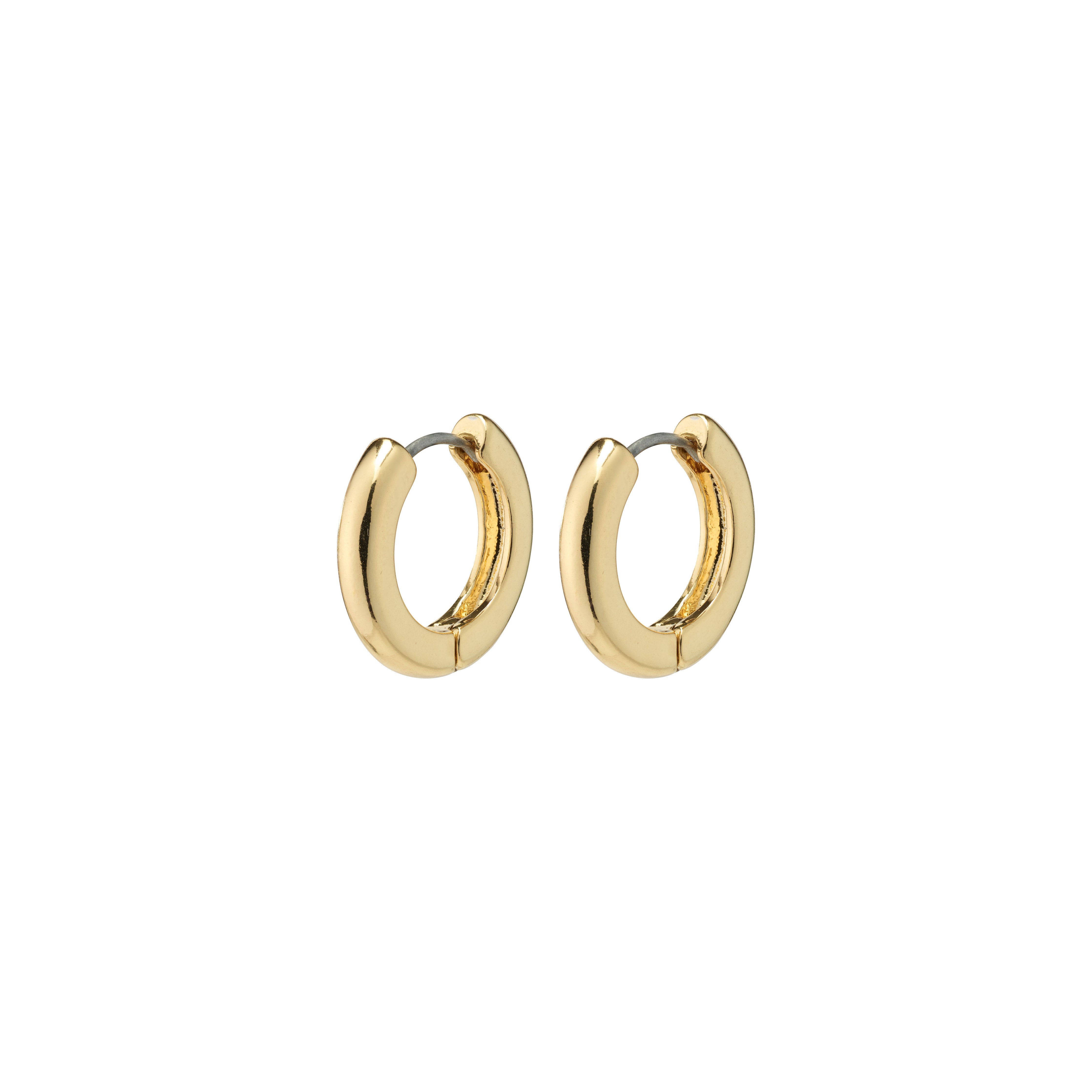 TYRA chunky hoop earrings, gold-plated and timeless by Pilgrim, feature a strong, shiny surface, embodying classic style and sustainability with 99% recycled materials.