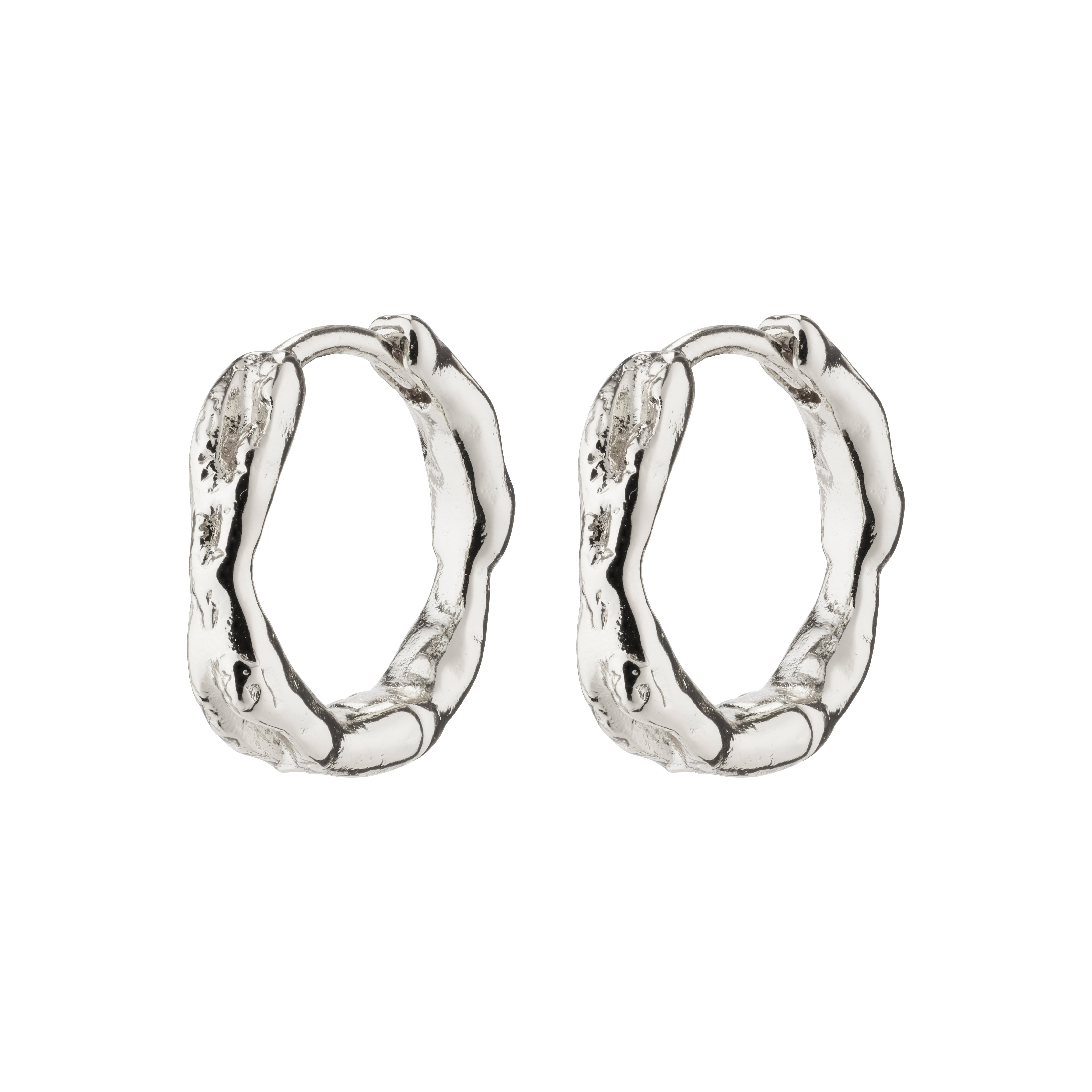 EDDY organic-shaped small hoops, silver-plated, with a soft twisting structure, exuding handcrafted vibes. Easy click lock, made from 99% recycled material.