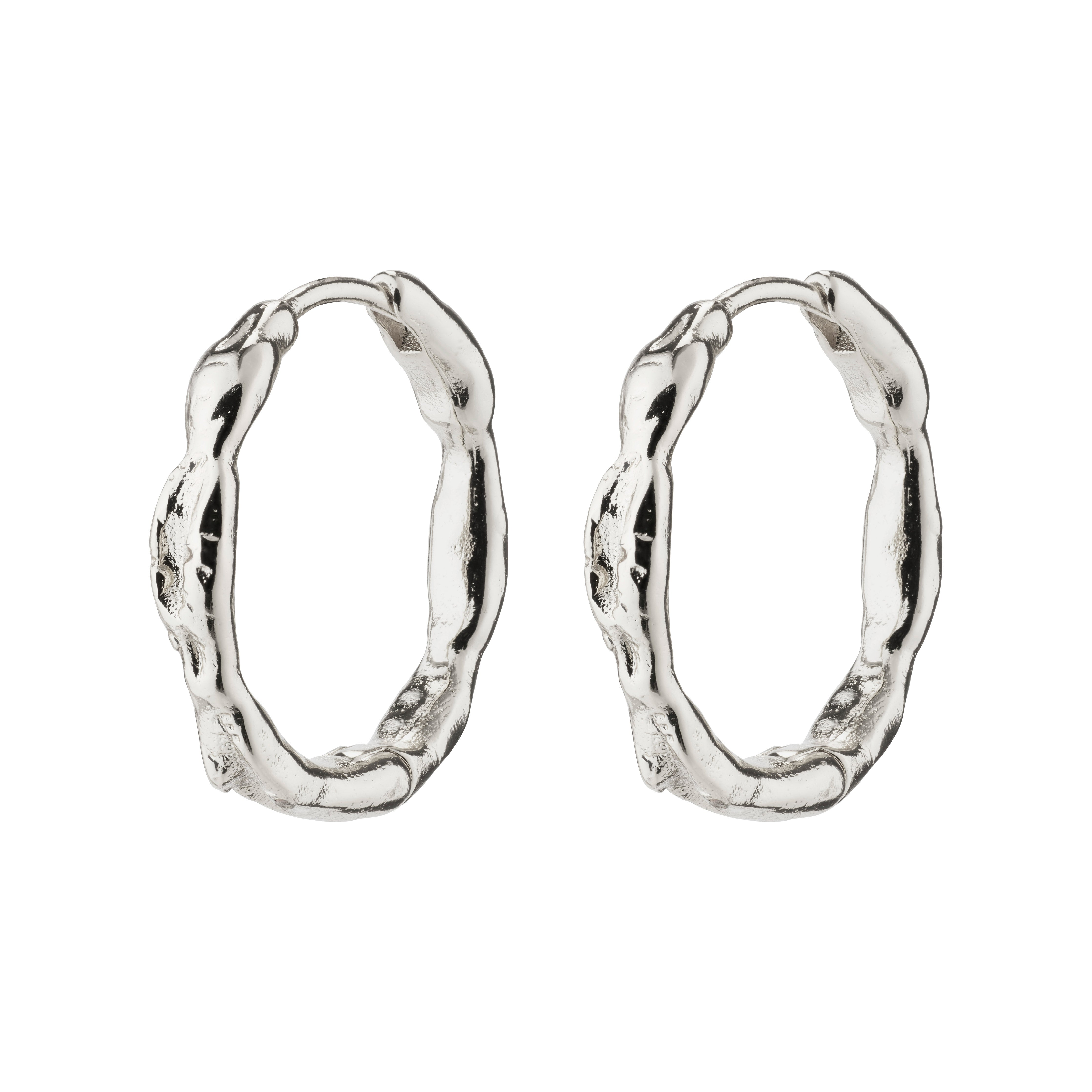 EDDY organic shaped medium hoops, silver-plated, featuring a handcrafted, exclusive look, ideal for both party and casual wear, made from 99% recycled material.