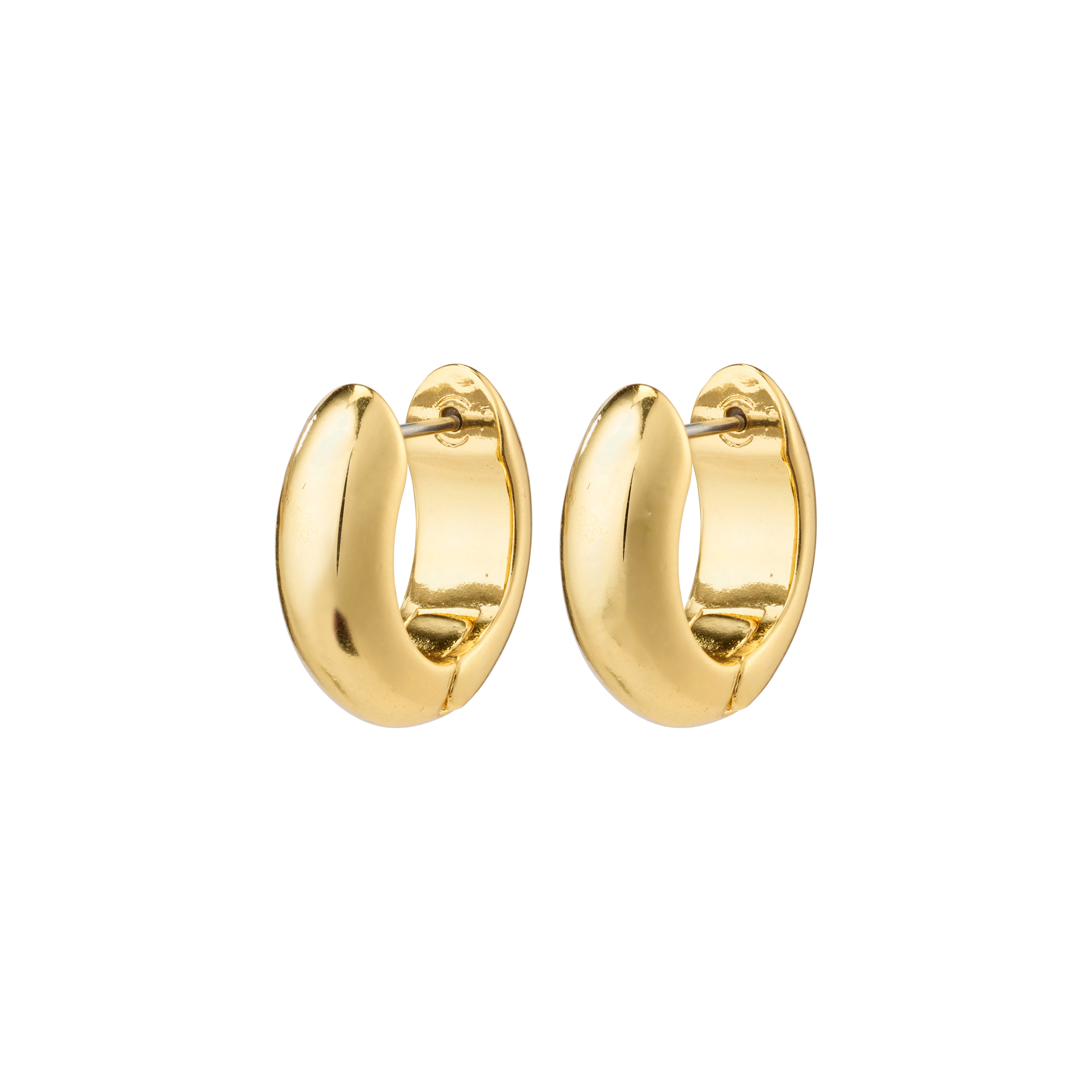 MINE chunky huggie hoops gold-plated, featuring a soft, shiny design, perfect for a classy yet effortless look. Crafted sustainably from 99% recycled materials.