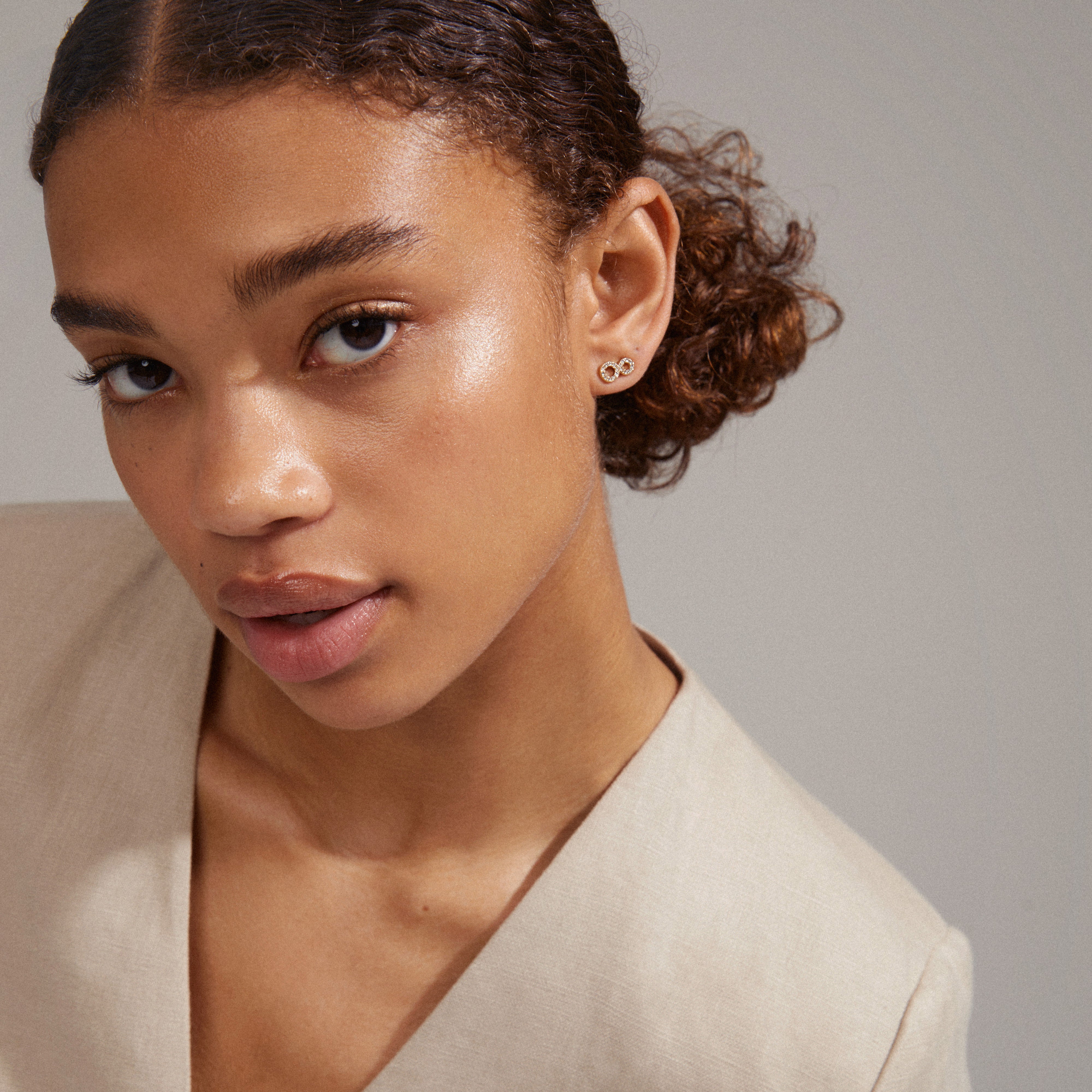 ROGUE crystal earrings gold-plated, featuring small figure-eight shaped studs with Preciosa crystals, perfect for adding a sparkly, elegant touch to your look.