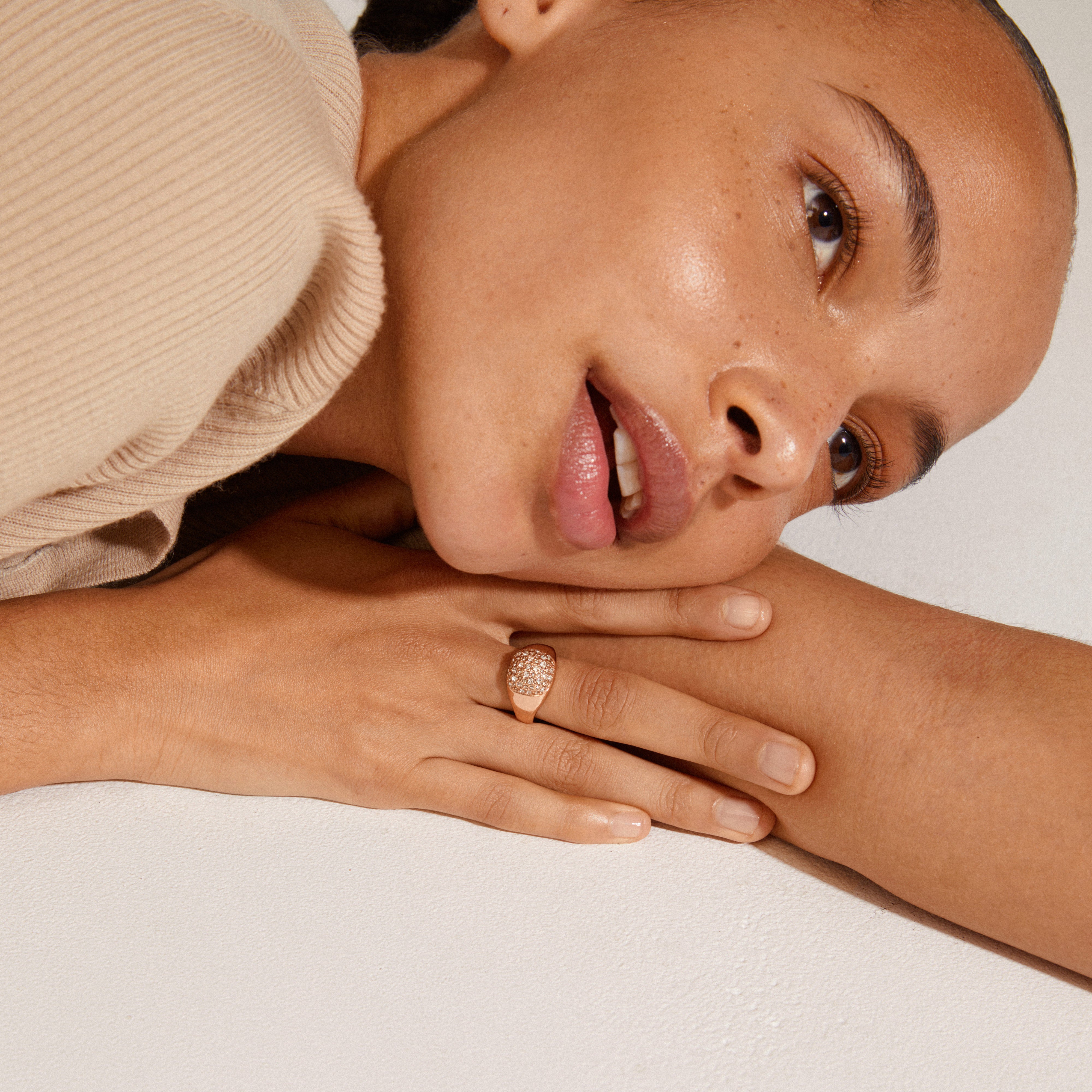 CINDY crystal ring rosegold-plated, featuring sparkling Preciosa crystals, worn by a woman, showcasing its elegant and timeless design by Pilgrim.