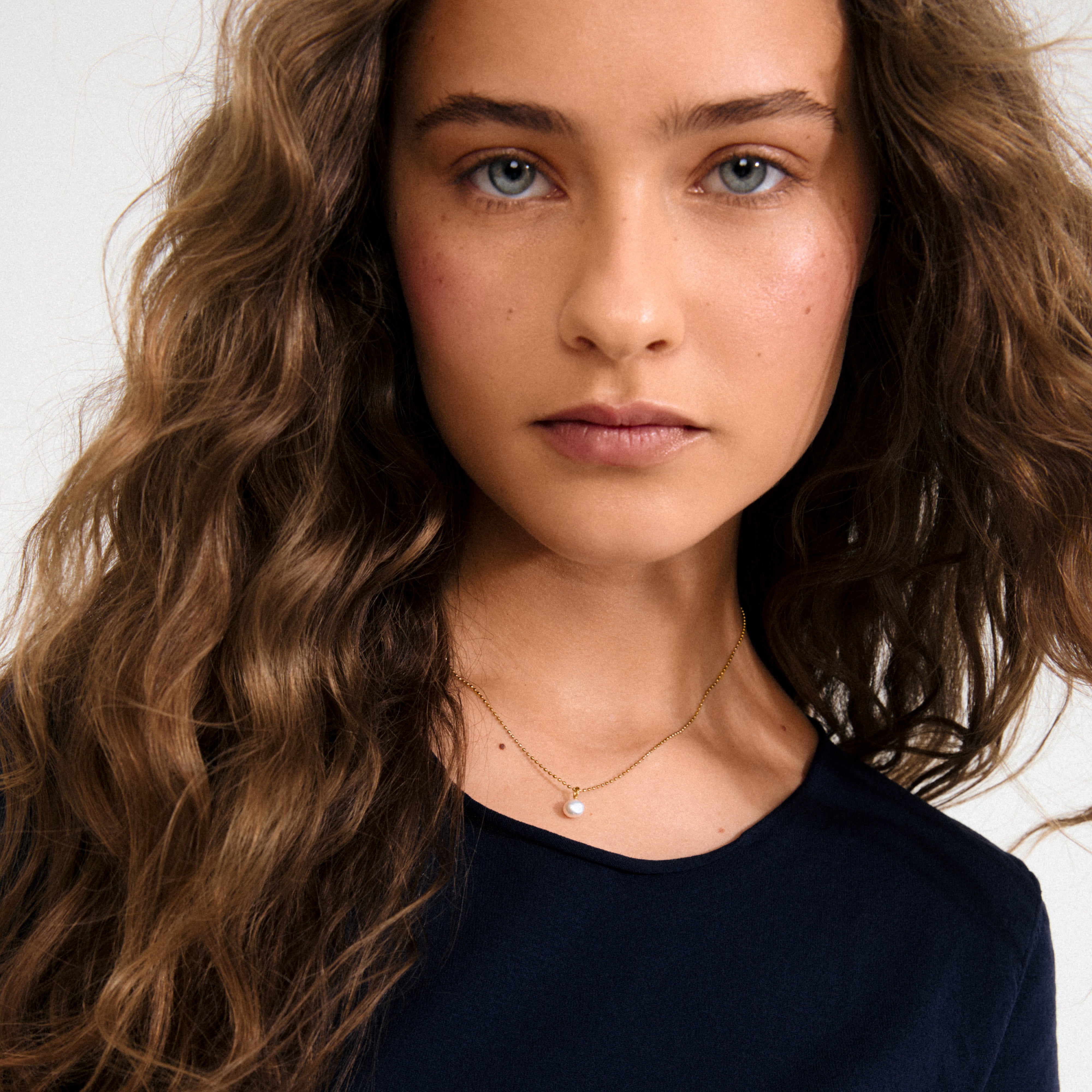 HADLEY necklace: gold-plated bead chain with a genuine freshwater pearl pendant, measuring 40 cm with a 9 cm extension, perfect for a sophisticated, timeless look.