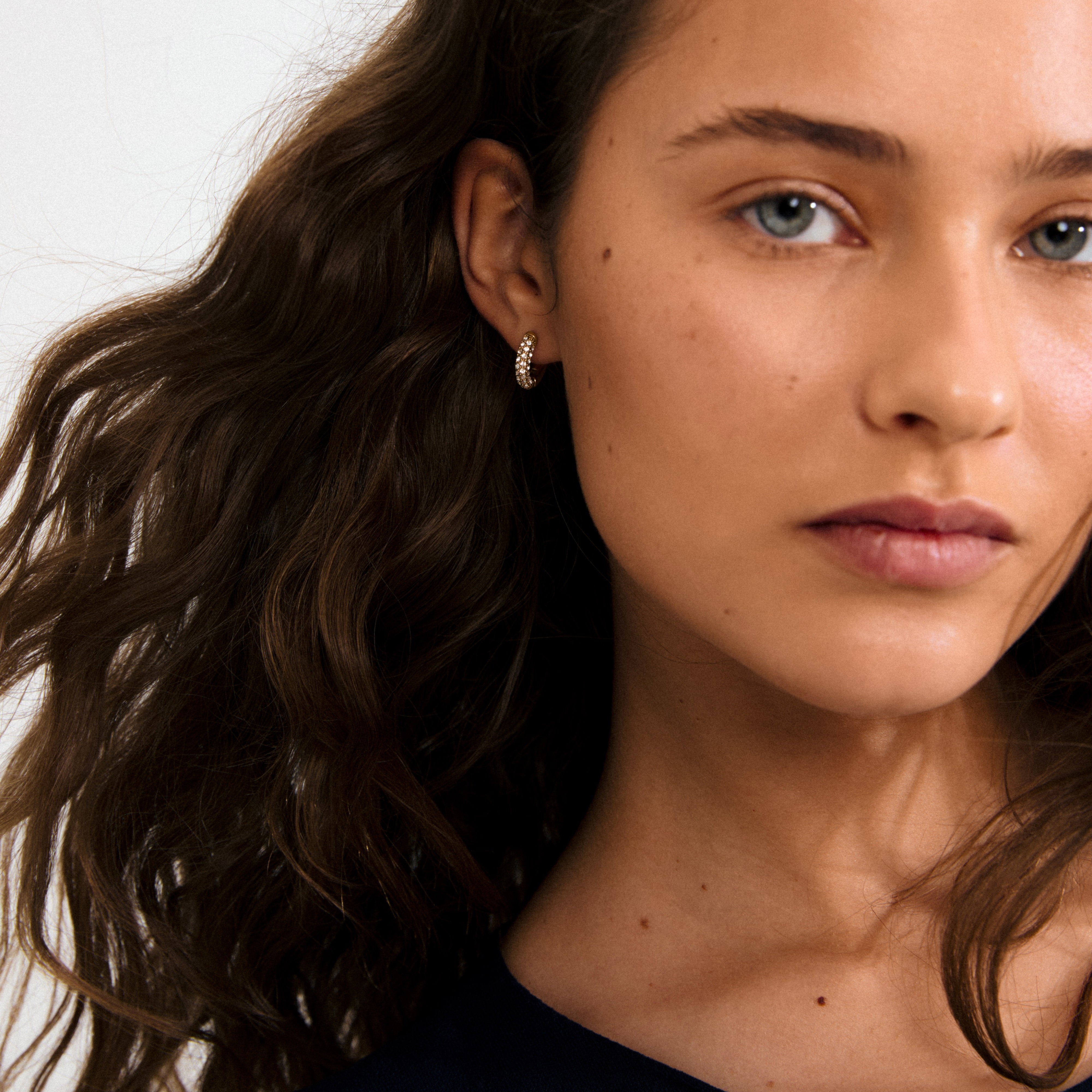TATUM small hoops gold-plated, adorned with sparkling Preciosa crystals, featuring easy snap locks. Perfect for day-to-night wear, combining style and sustainability.
