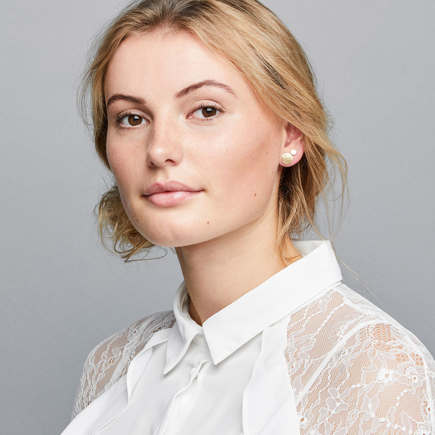 JACY earrings set gold-plated, featuring two pairs of brushed finish disc studs, showcasing a cool and rustic design. Ideal for trendsetters and personal-style enthusiasts.