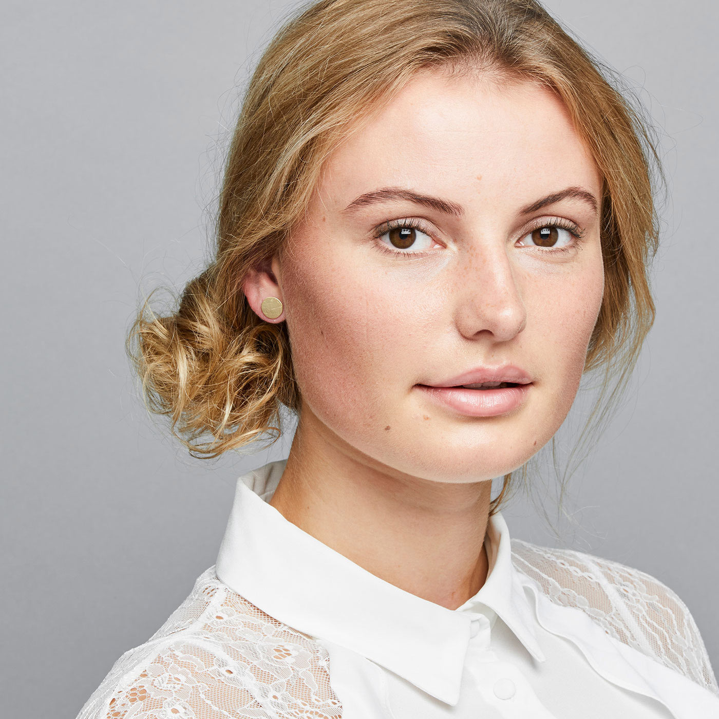 JACY earrings set gold-plated, featuring two pairs of brushed finish round disc studs in varying sizes, showcasing a rustic yet trendy design.