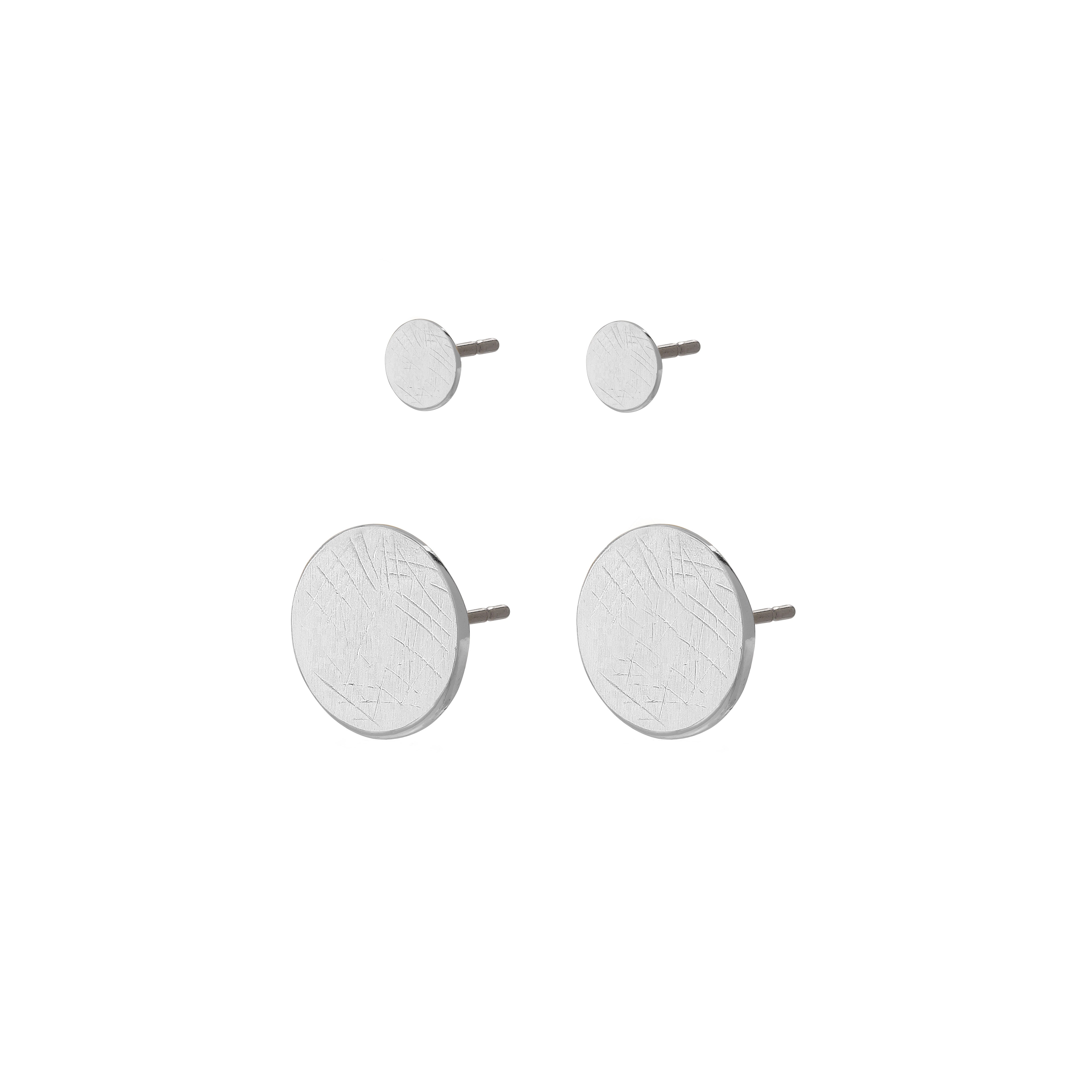 JACY earrings set silver-plated, featuring round, brushed-finish discs in varying sizes, offering a rustic yet stylish look.