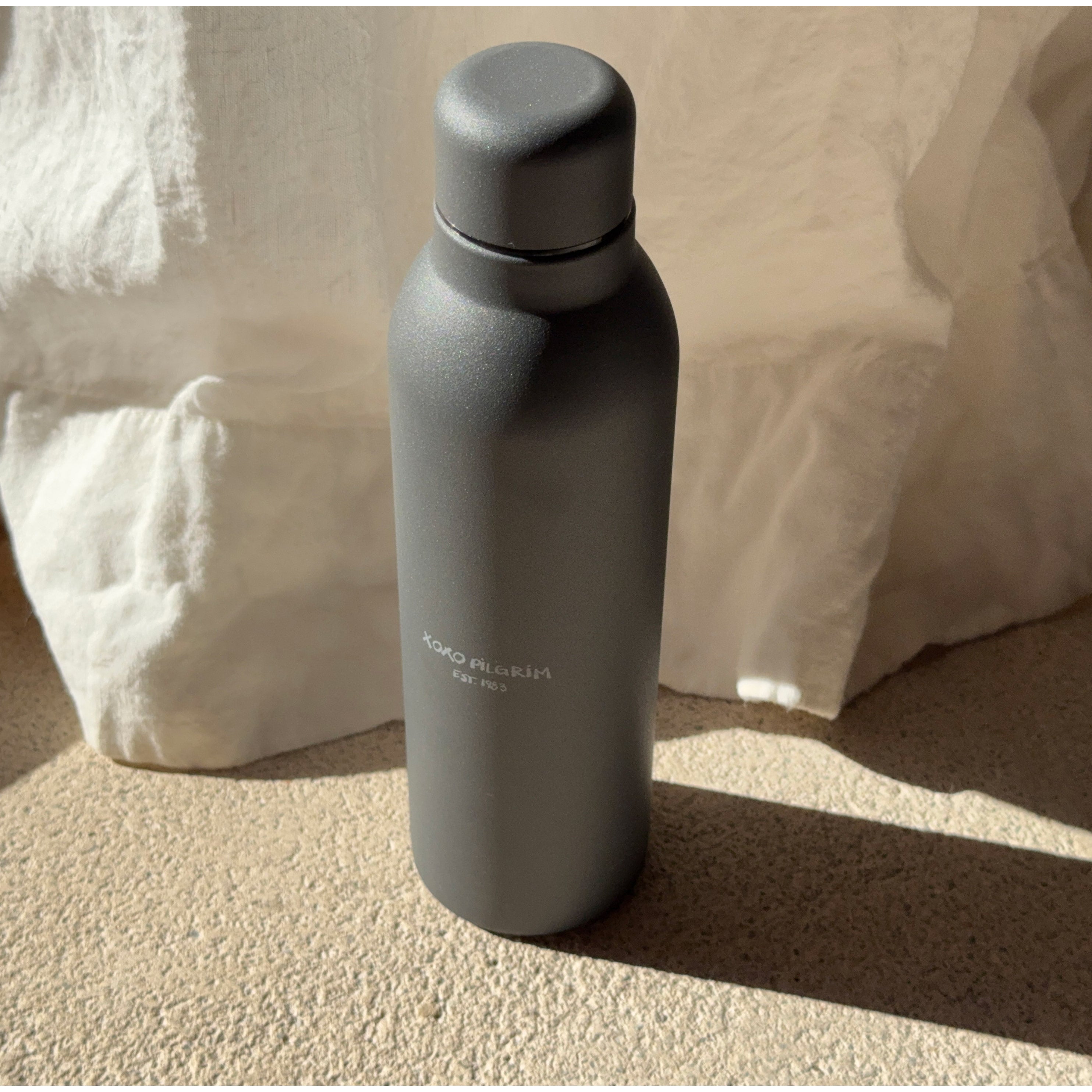 Recycled steel bottle 470 ml - grey with Pilgrim logo, featuring a sleek cylindrical design, perfect for maintaining beverage temperature.