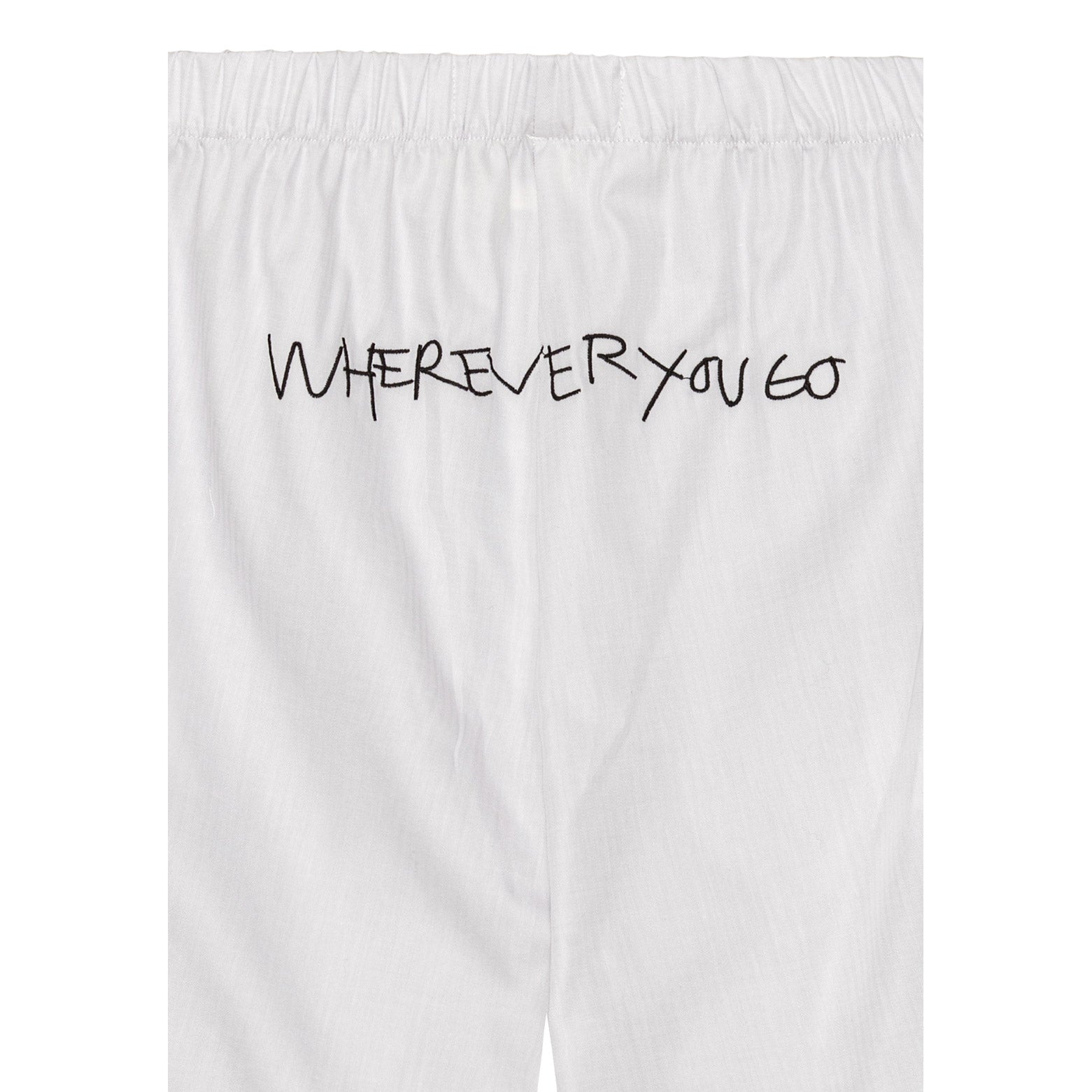 PILGRIM Shorts M/L: Off-white, oversized cotton shorts with elastic waist, front button, side pockets, and handwritten print. Ideal for relaxed and adventurous outings.