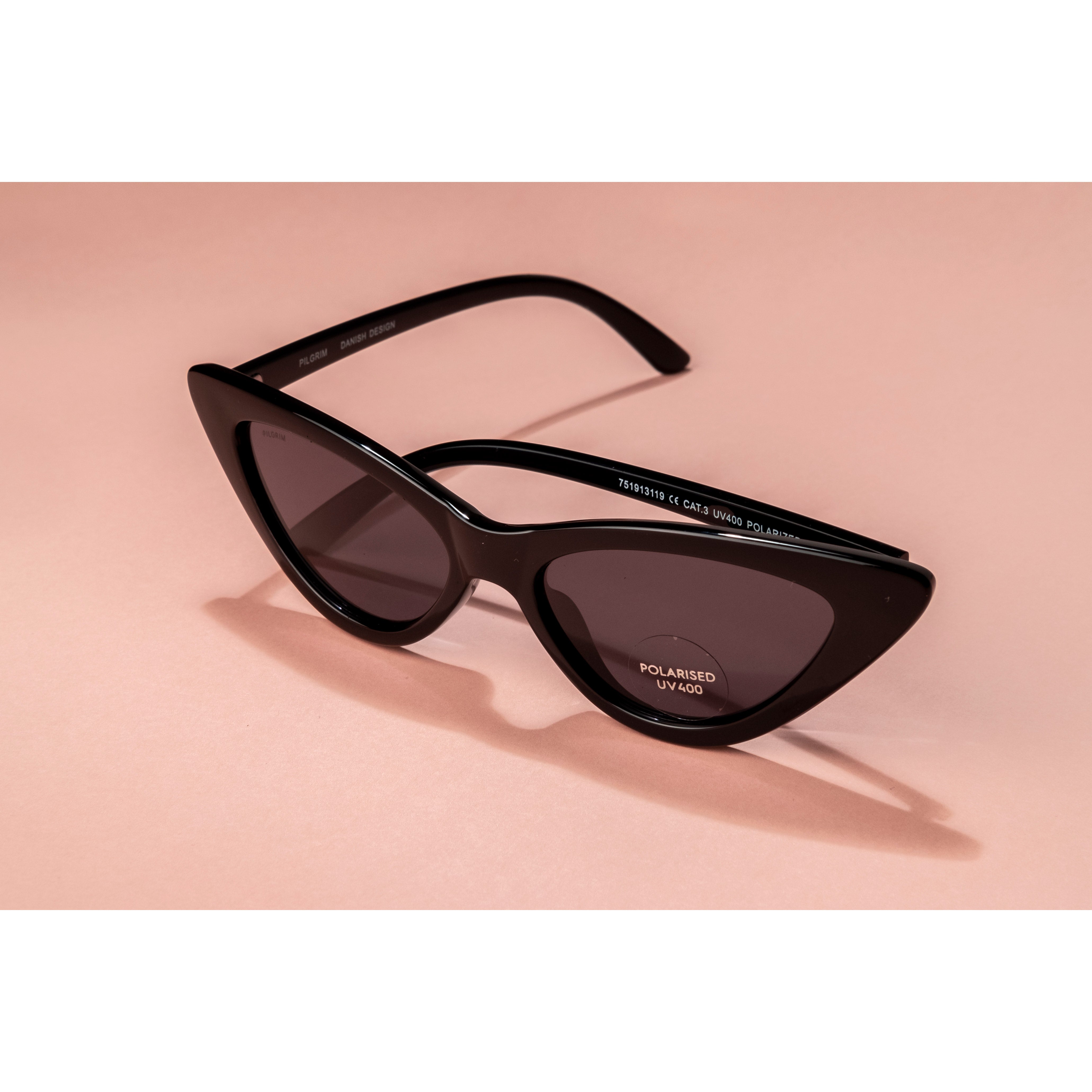 JOSELINE cat-eye sunglasses in black, featuring trendy pointed frames. Retro-inspired with modern flair, offering UVA/UVB protection and UV4-resistant lenses.