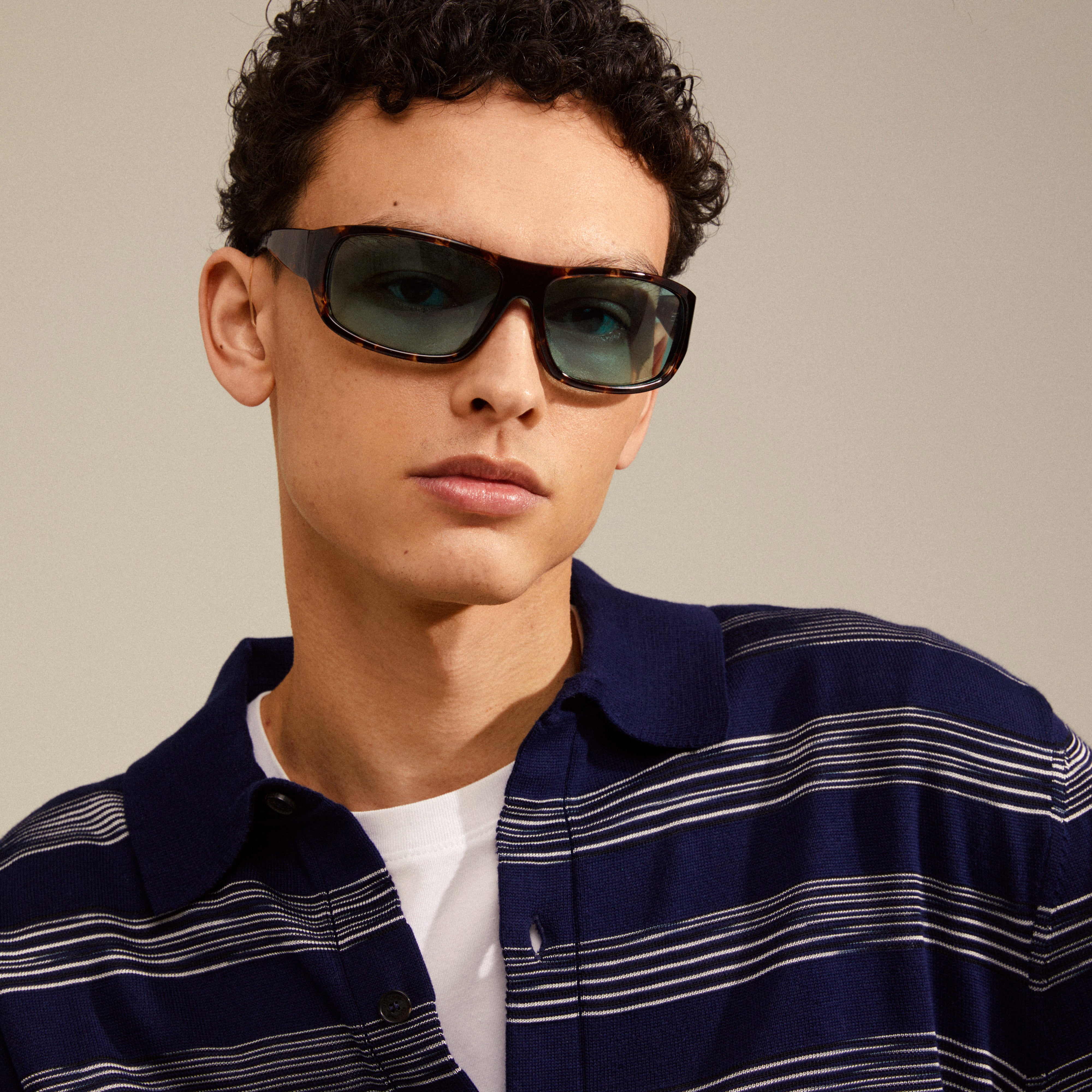 Man wearing GERTRUD sunglasses tortoise brown from Pilgrim, featuring light blue lenses, designed for a trendy and powerful look with UV protection.