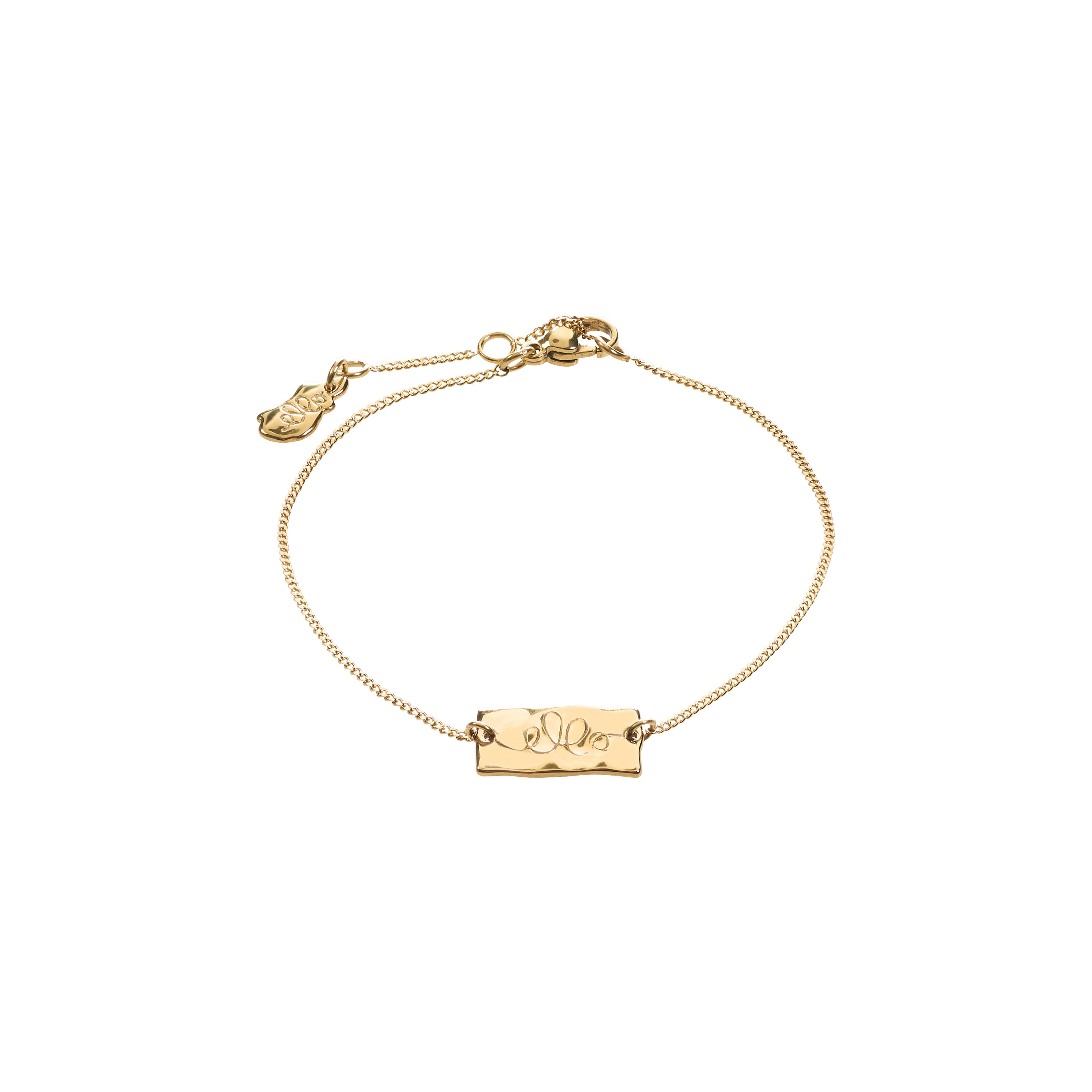 Gold-plated bracelet with a rectangular engraved pendant, reflecting light elegantly. Supports FRI AF MISBRUG, featuring a sleek chain with adjustable length.