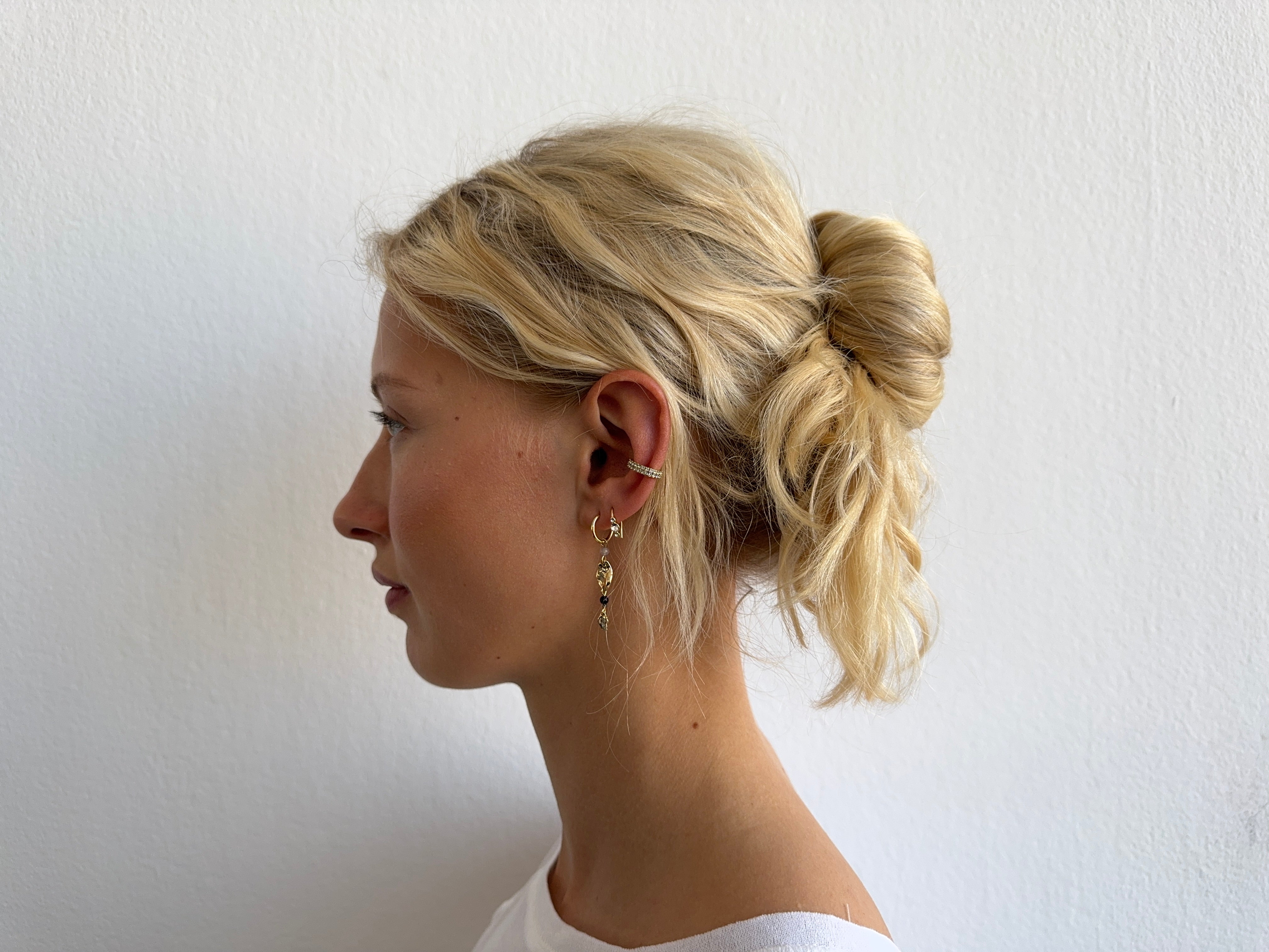 040 SINGLE EARRINGS Product on model